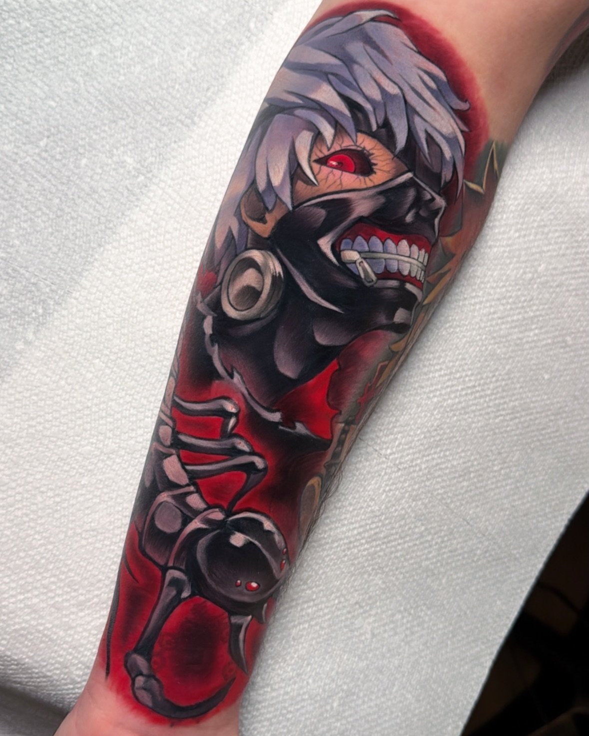 Cover up! Got to blast this Kaneki over some script for my dude Benjamin! Swipe to see the before! Thanks for looking 🫡
.
.
.
.
#tokyoghoul #kaneki #animetattoo #tokyoghoultattoo #nerdytattoos