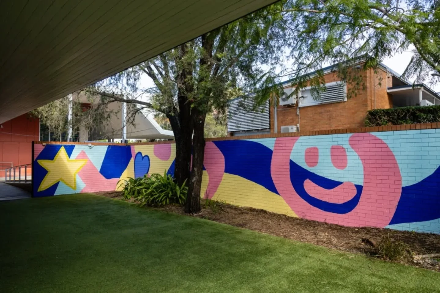 The finished mural at Mitchelton State High School. This was completed by the students of Mitchelton State High School and Griffith Univeristy Students enrolled in @qcadliveart