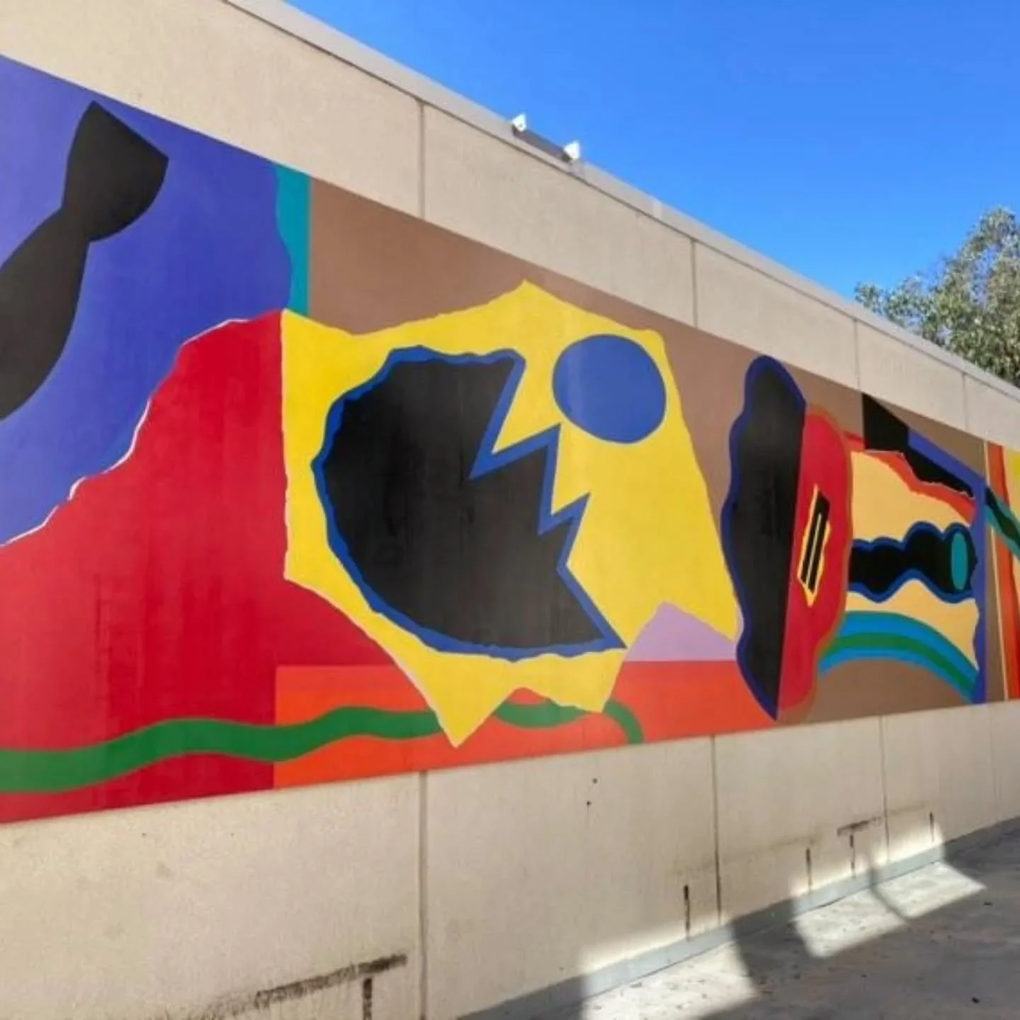 Crossing to Capricorn- designed by Alun leach-jones, installed by students of live art Queensland collage of art and design.
The finished mural display located on N06 at Griffith Univeristy Nathan Campus.
Photo credit to Caitlin