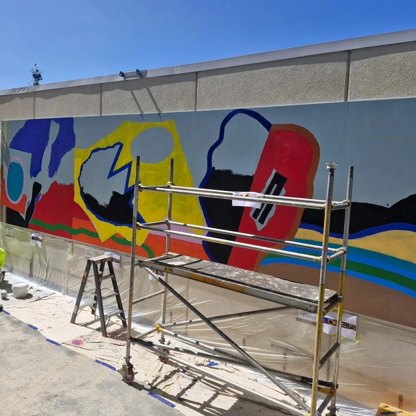 Live art installation at Griffith Univeristy Nathan Campus.
As part of my live art elective we are recreating the ' crossing to capricon' mural by Alum-Leach Jones on the Nathan Campus. This is some progress images of the current progress.
#livear