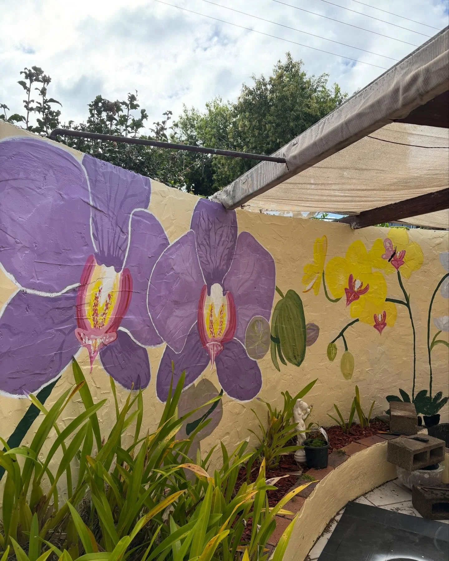 Finishing touches on the Orchid Mural I started a few months back. Capturing the true nature and beauty of orchids all year round. 💐

Final images coming soon 👀

#mural #muralart #orchids #spatialactivation #art #orchidart