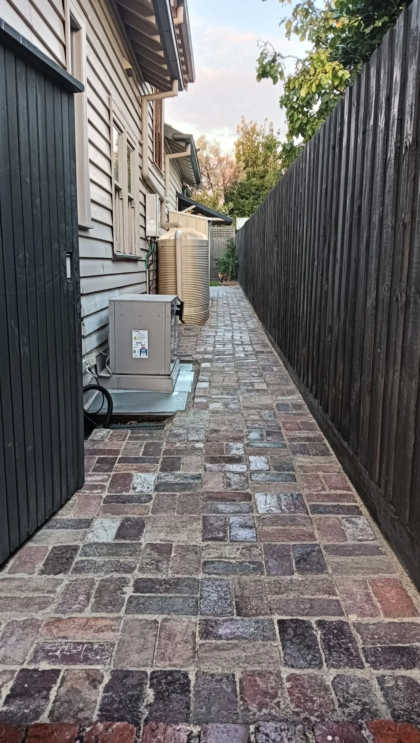 A recent paving job completed by Joel and I in Northcote. I've been dreaming of recycled bricks ever since 🧱