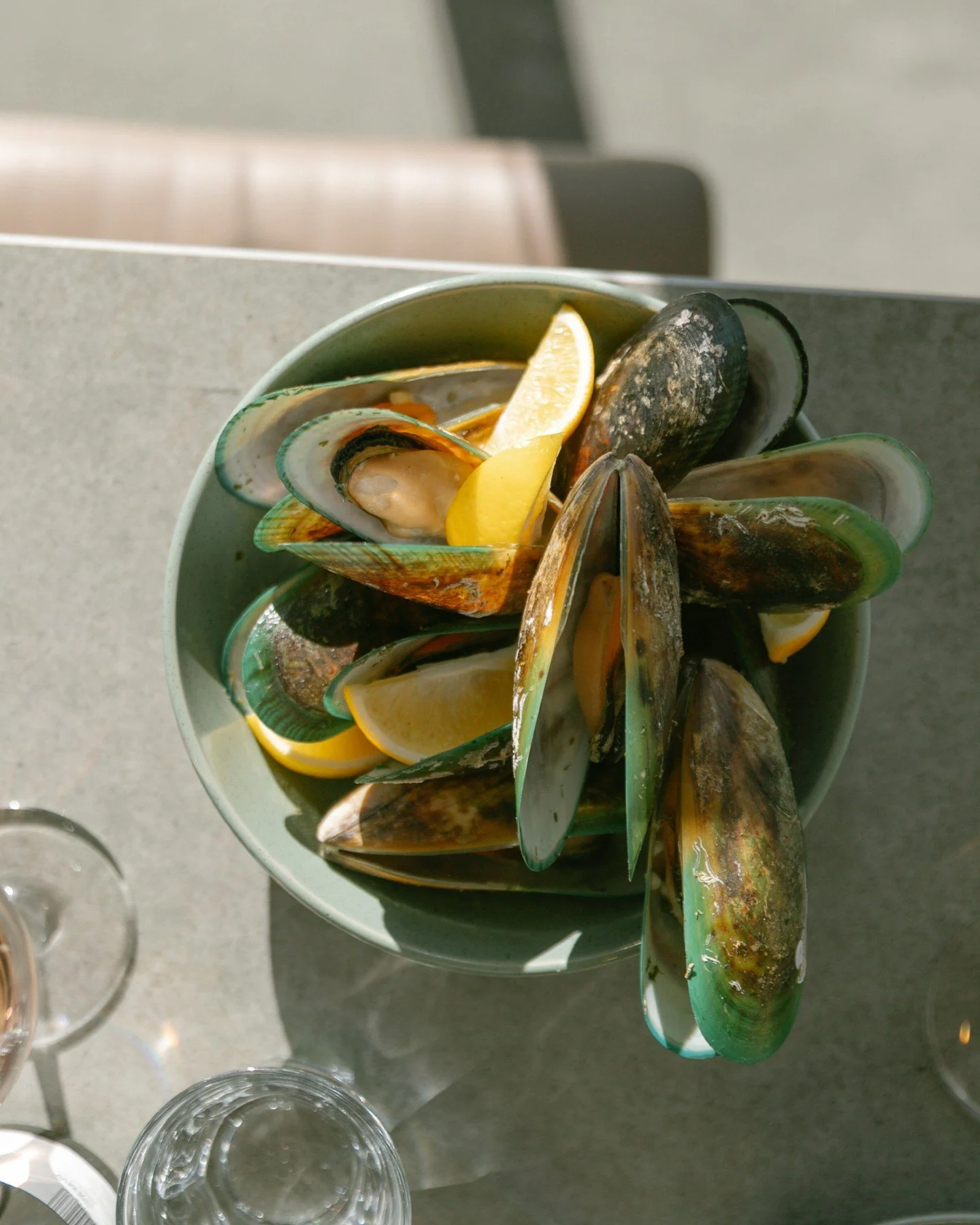 IYKYK. The Havelock Green Lipped Mussels are a local favourite - and for good reason 🤤 ⁠
⁠
Steamed in Marlborough Sauvignon Blanc with garlic butter and served with warm bread to soak up every last drop.⁠
⁠
Perfectly paired with a crisp glass of Mar