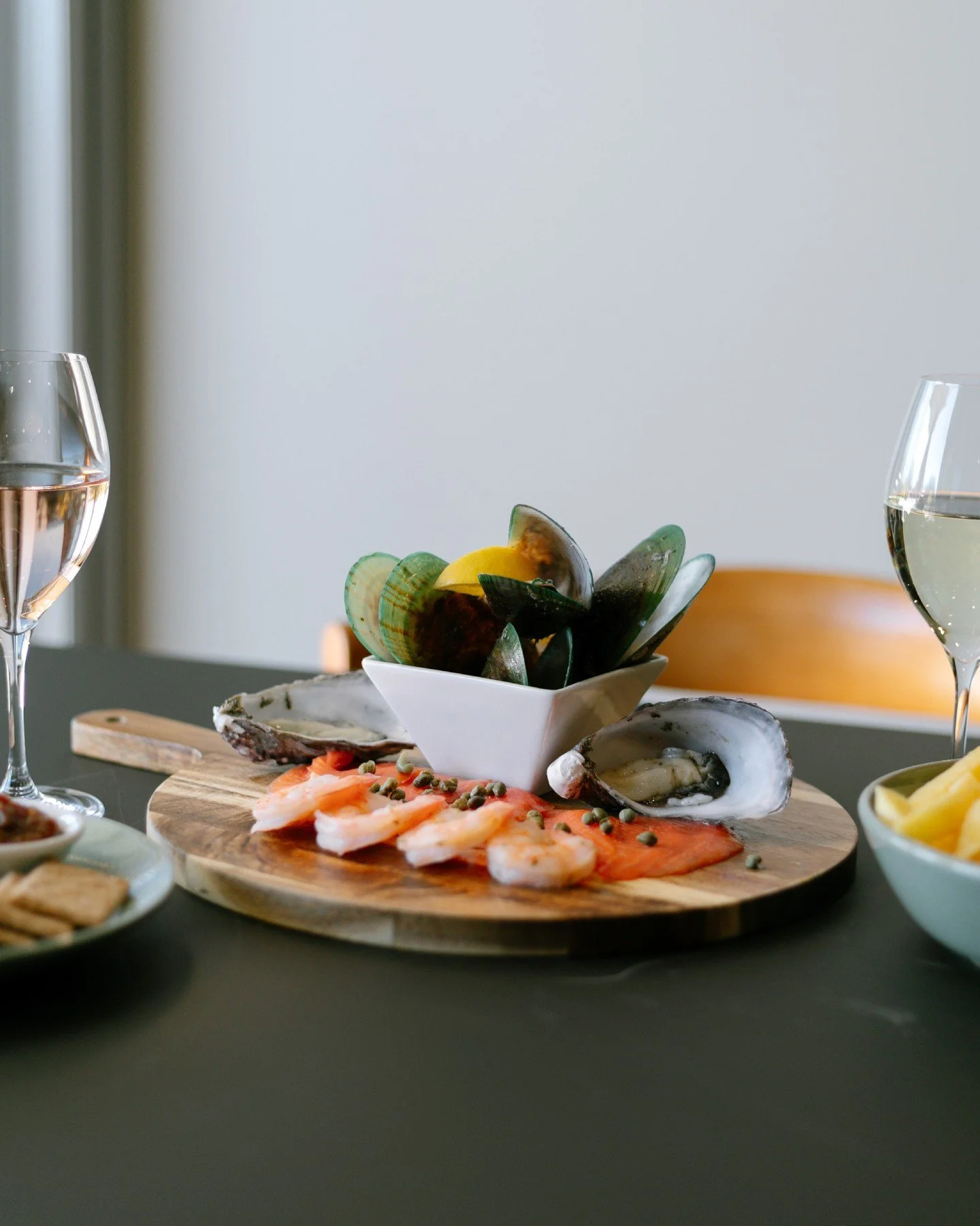 A little taste of Marlborough, all on one platter ❤️⁠
⁠
Mussels, @marlboroughoysters, smoked salmon and prawns, with bread and olive oil on the side. Made for 2 - 4 people, although we won&rsquo;t judge if you&rsquo;re feeling ambitious...⁠
⁠
Pair it