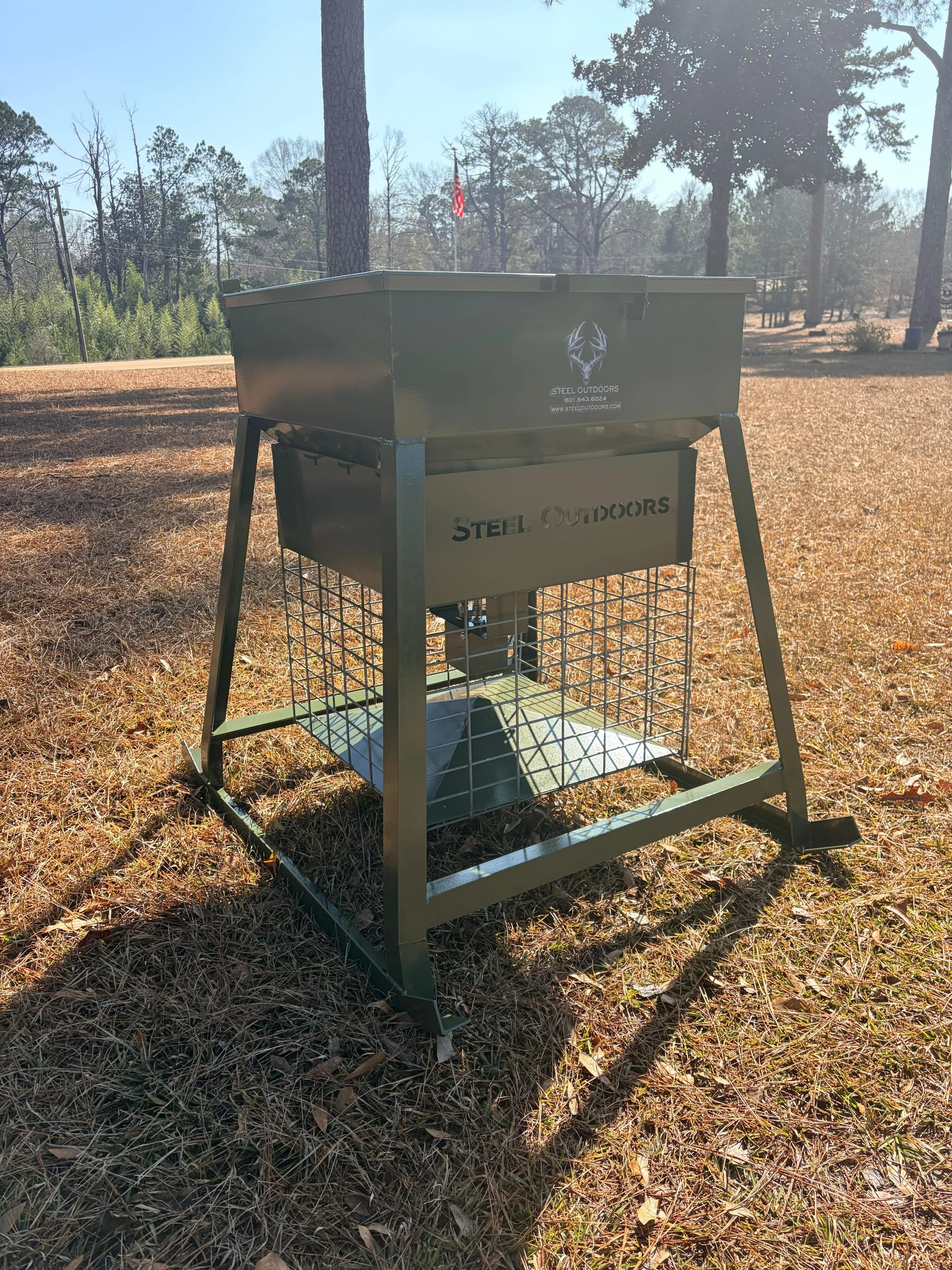 250 LB Capacity Tank Automatic Spin Feeder