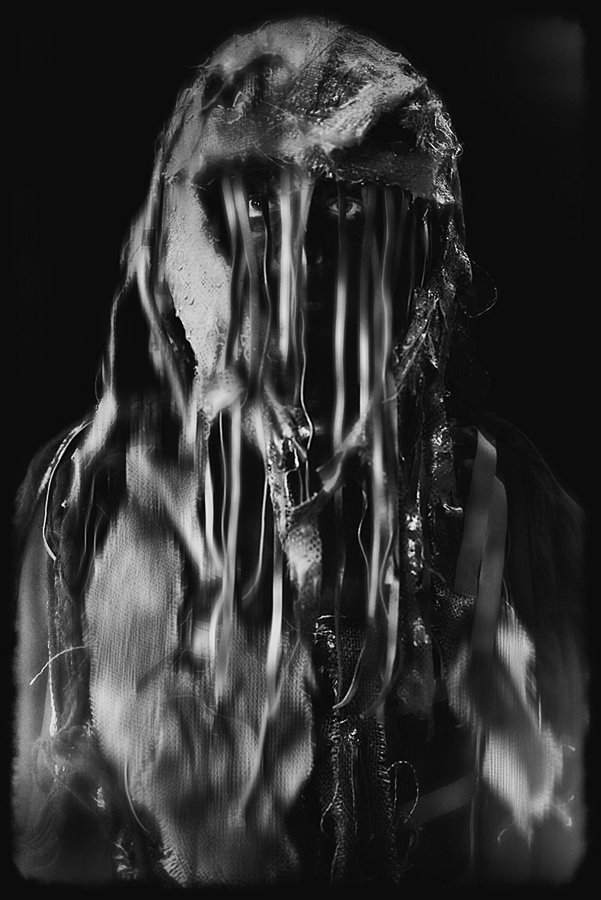 Künstlerisch bearbeitete schwarze und weiße Fotografie eines Gesichts mit durchsichtigen, fließenden Elementen, die den Eindruck von Wasser oder Glas erwecken.