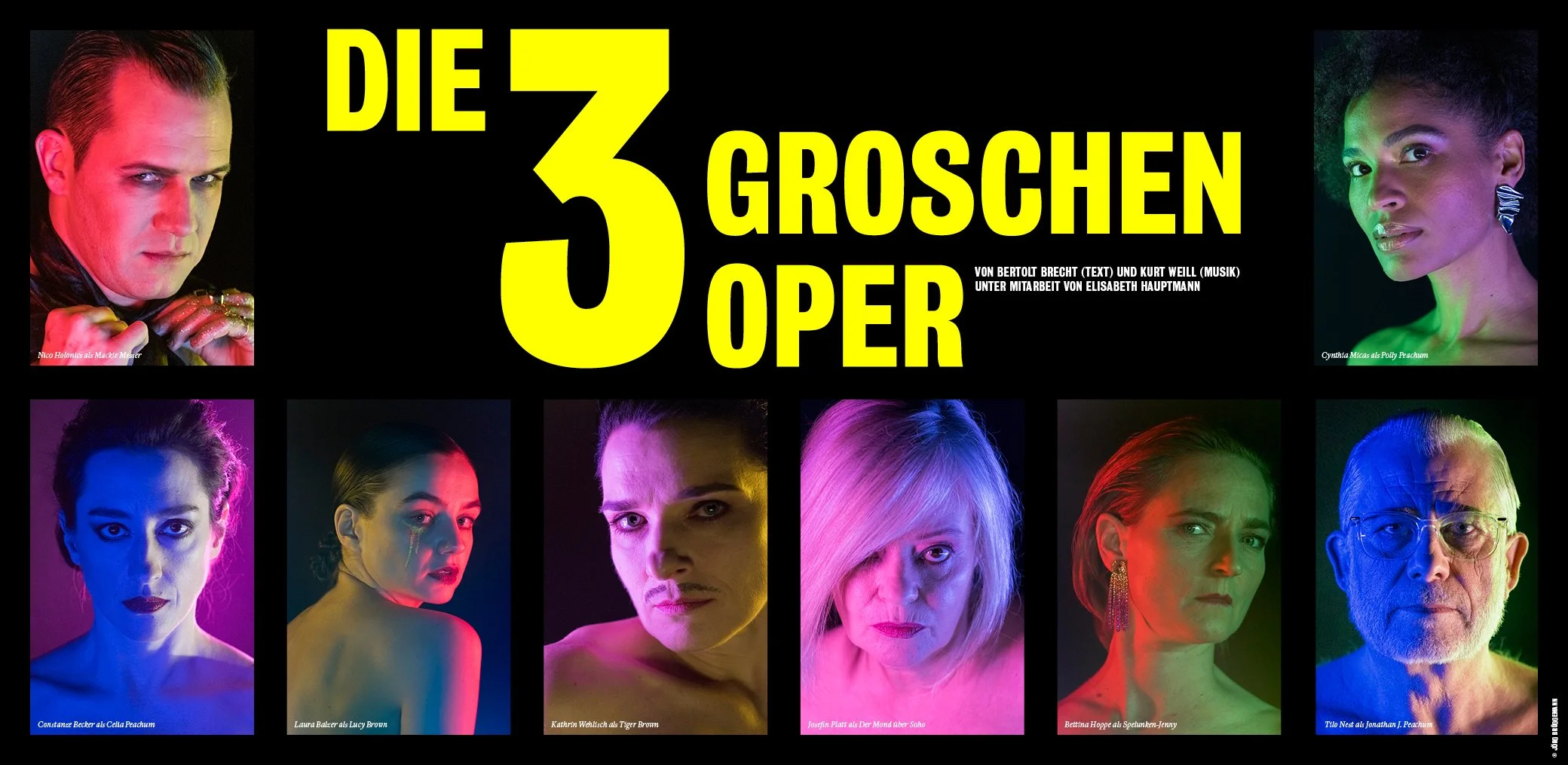 Poster für die Oper 'Die 3 Groschen Oper' mit Fotos der Schauspieler darunter, inklusive Namen und Rollen.