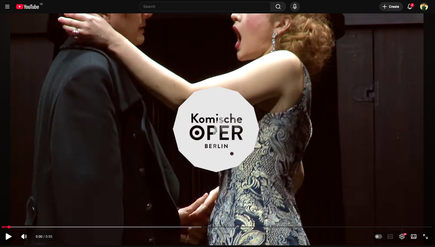 Zwei Menschen in einer intensiven Szene, eine Frau schreit die andere Person an, während sie sich gegenüberstehen, im Hintergrund dunkel. Der Fokus liegt auf den Emotionen und der Körpersprache.