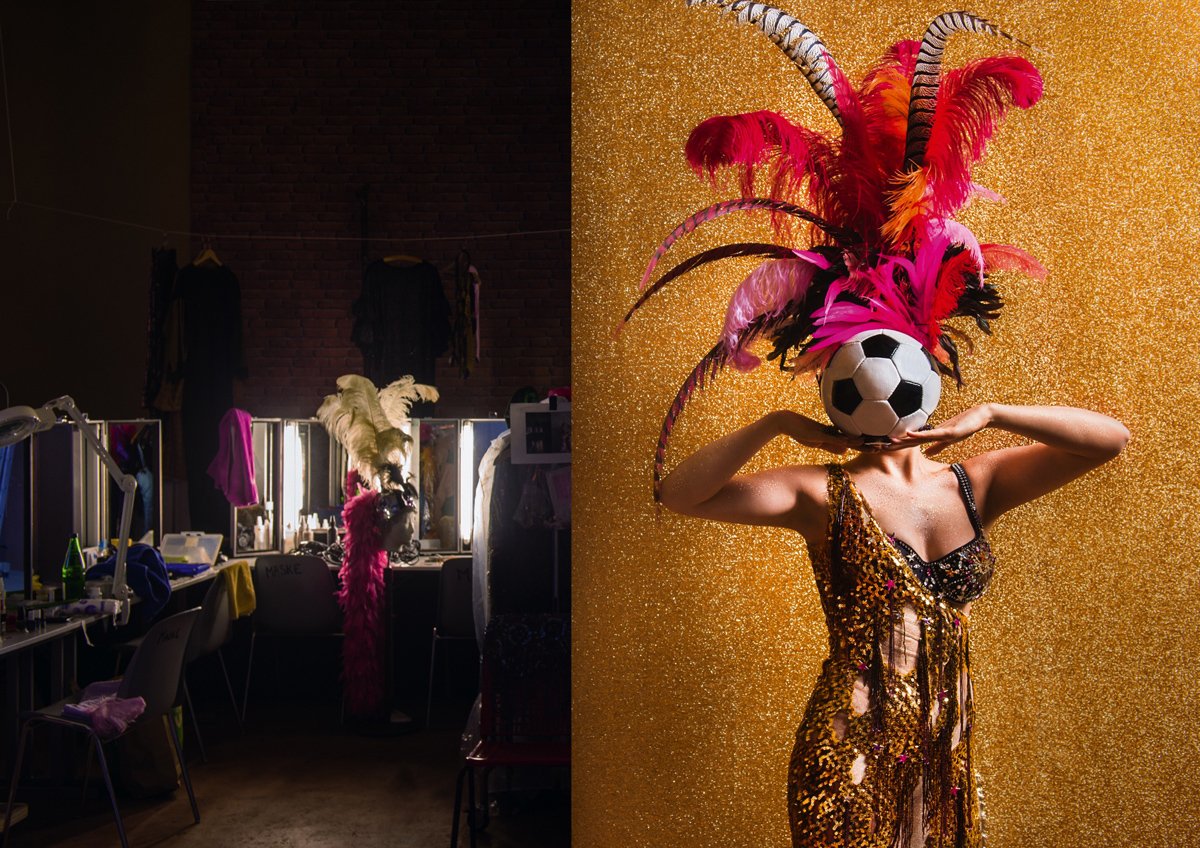 Zwei Fotos, das linke Bild zeigt eine dunkle Umkleidekabine mit Spiegeln und Make-up-Artikeln, das rechte Bild zeigt eine Person mit einem Ballonkopf und buntem Federkostüm vor goldener Glitter-Hintergrund.