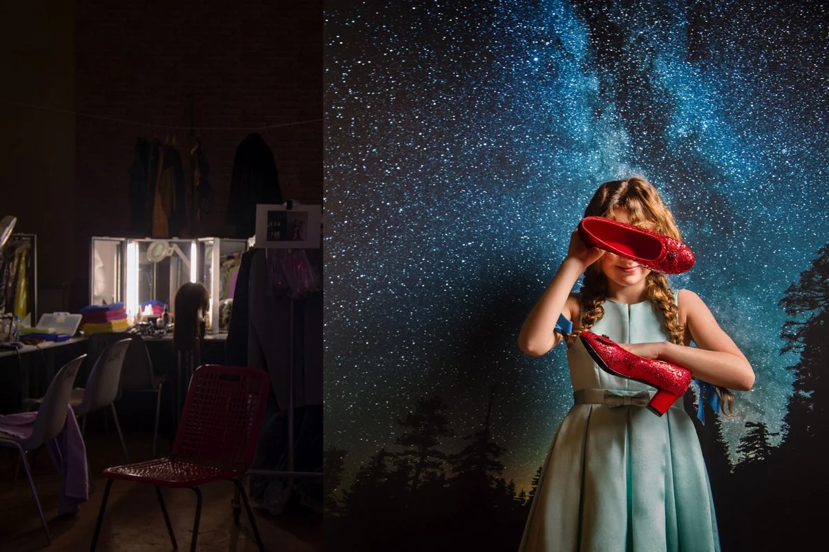 Ein junges Mädchen im eleganten Kleid hält pinke Glitzerschuhe vor ihrem Gesicht vor einem Sternenhimmel-Hintergrund, im Hintergrund ist ein Make-up-Spiegel zu sehen.