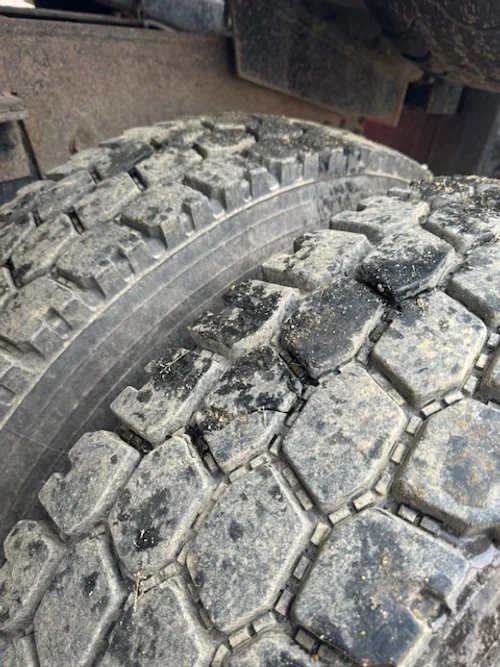 Cheval Noir Equipment Spare tires and rims included – Kenworth T880 package