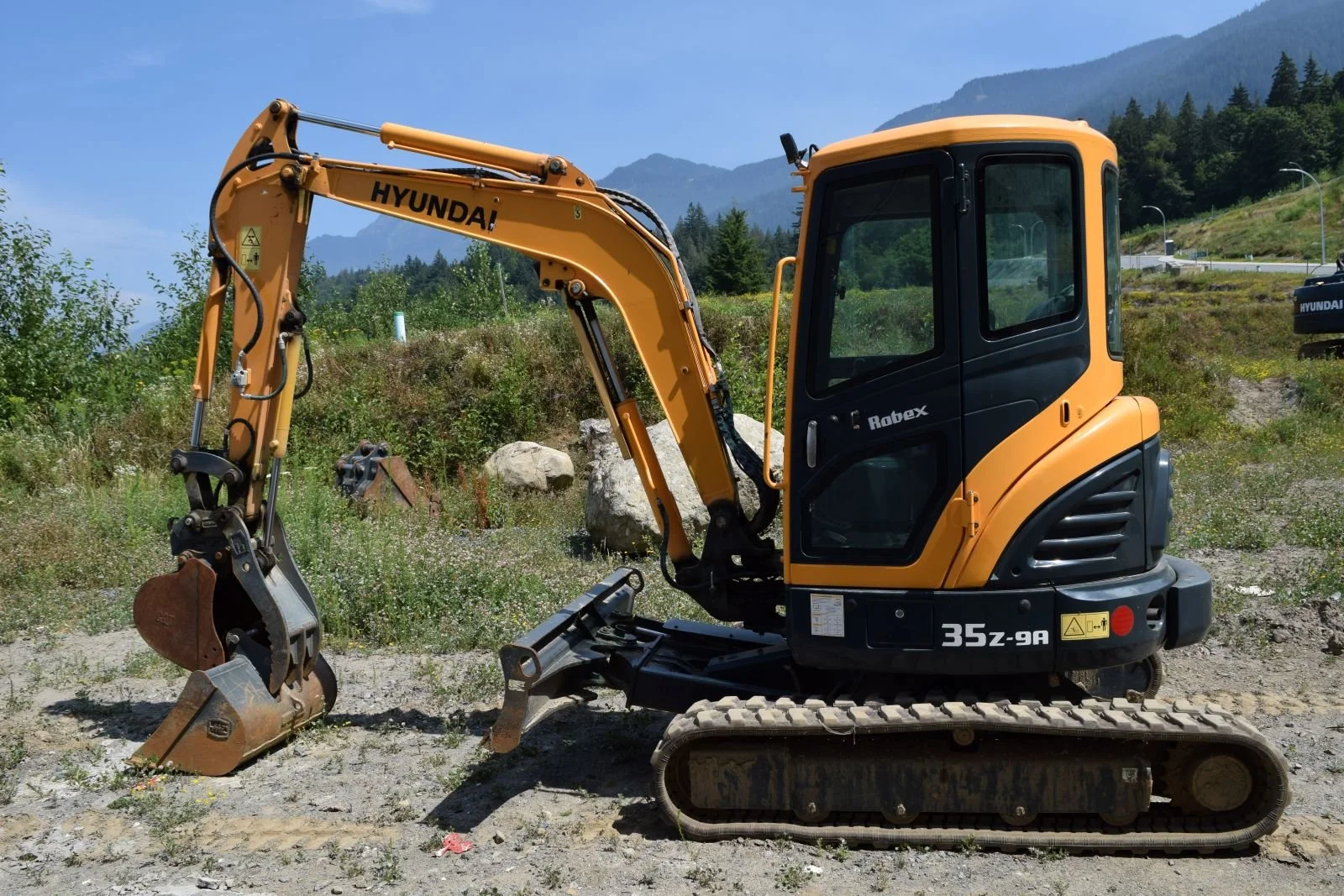 Cheval Noir Equipment 2021 Hyundai R35Z-9A 3.JPG