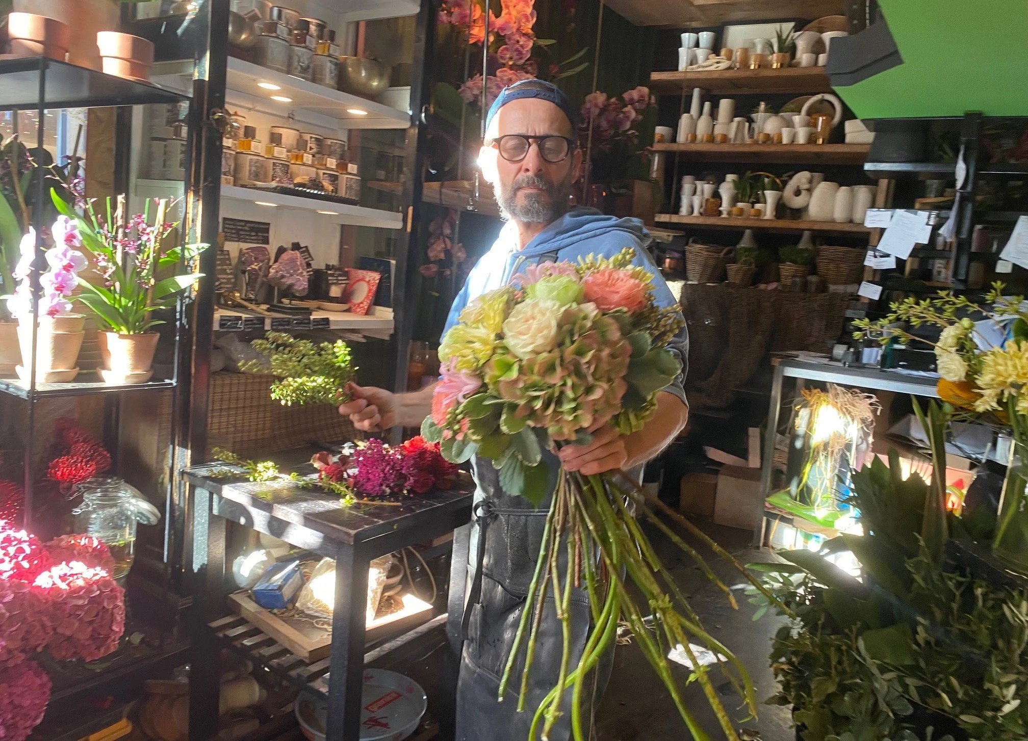 Trend_fleurs_Cyril en pleine création.jpg