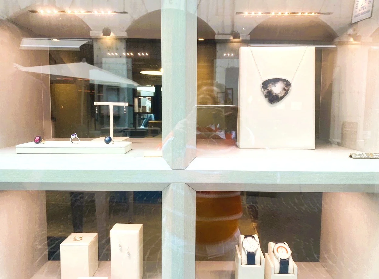 Gregoire_vitrine_fabuleux pendentif.jpg