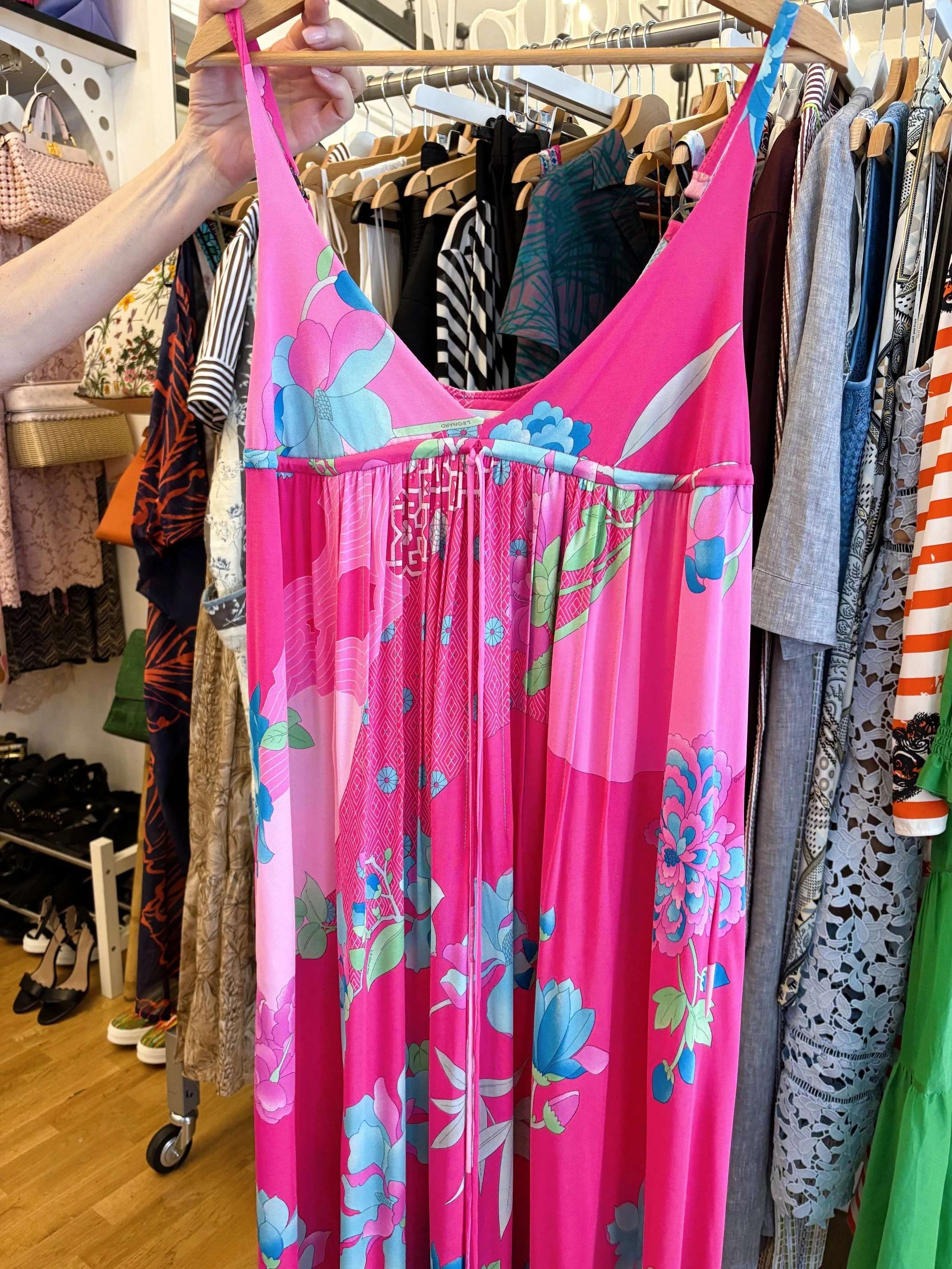 Robe_longue_fuchsia_Léonard_Bourse_du_Luxe_Vieille-Ville.jpeg