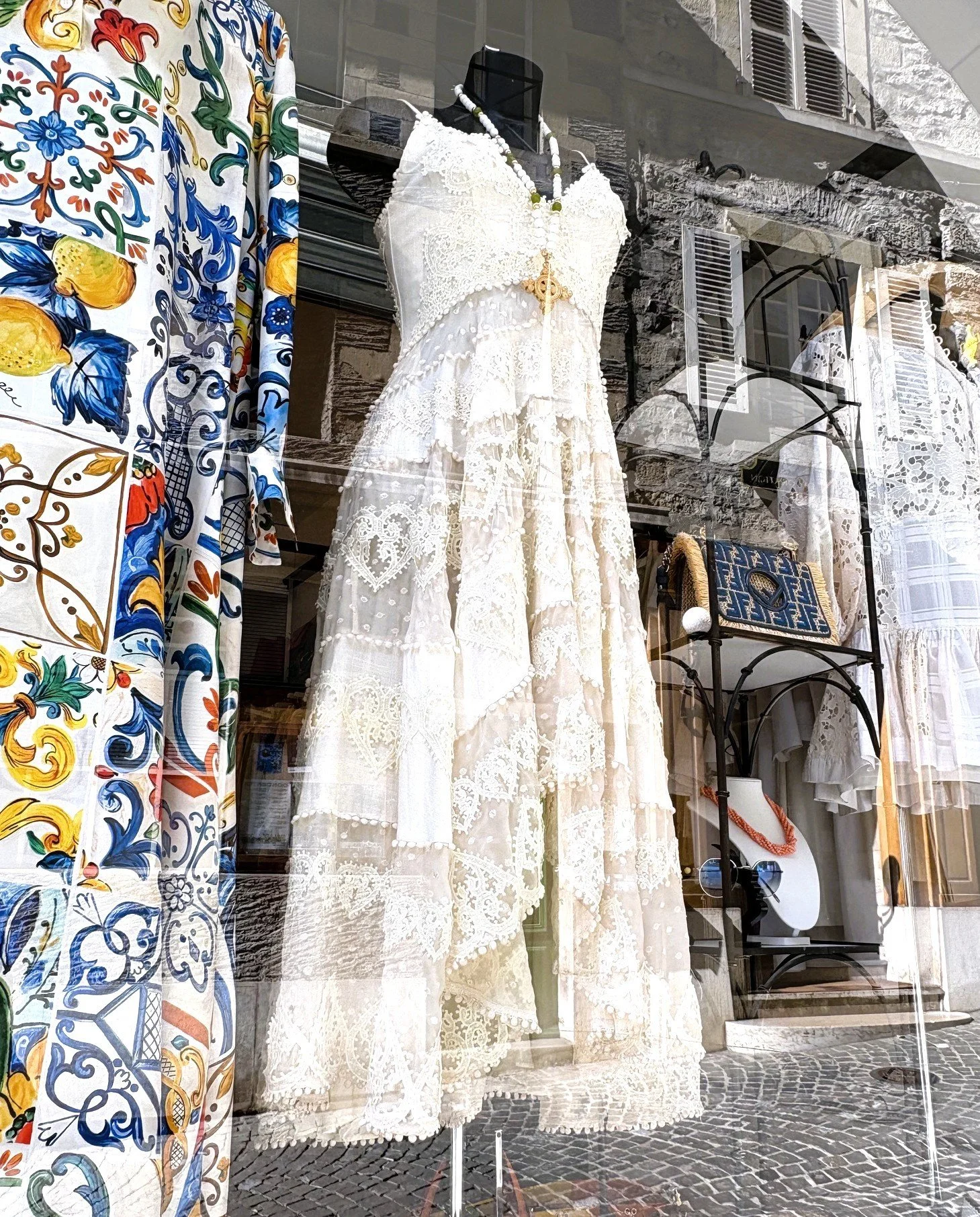 Robe_dentelle_Bourse_du_Luxe.jpeg