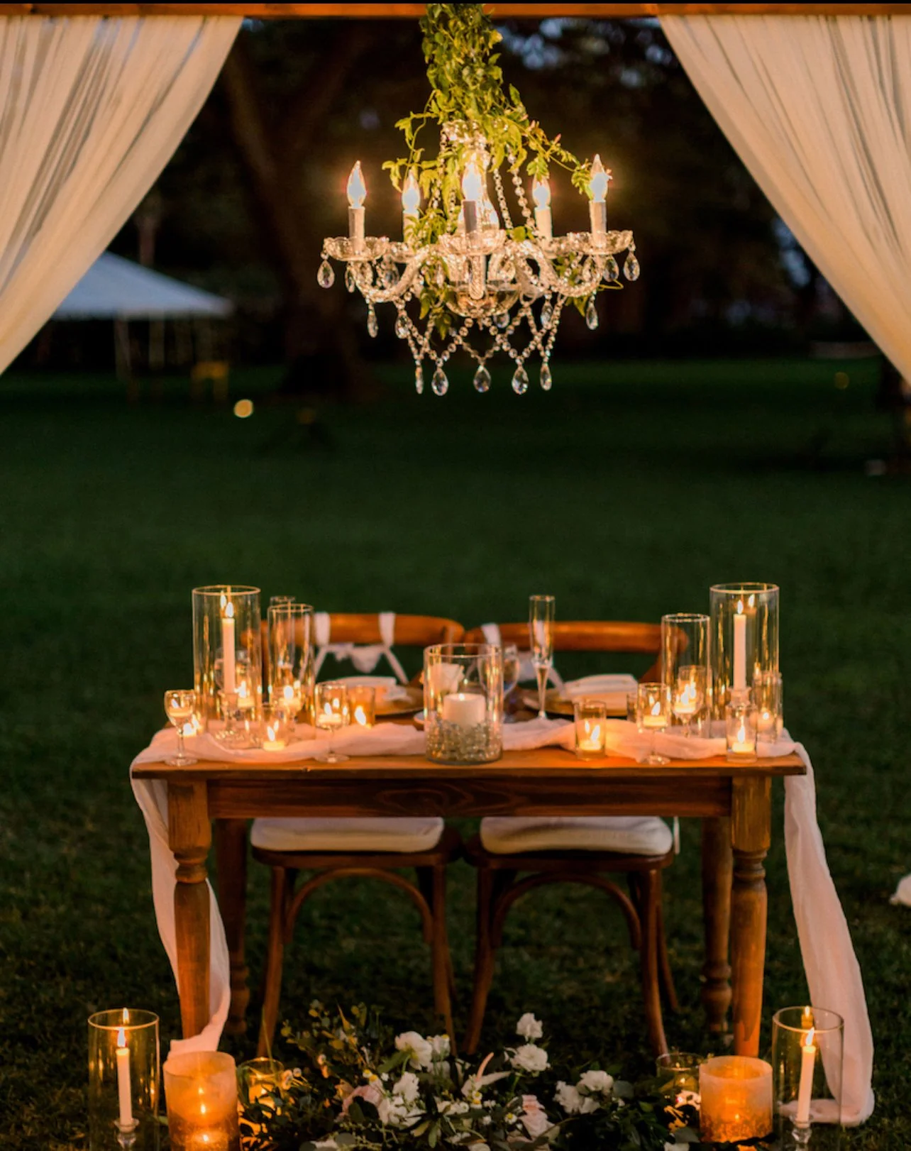 grand-plantation-canopy-sweetheart-table-olowalu-plantation-house-maui.jpeg