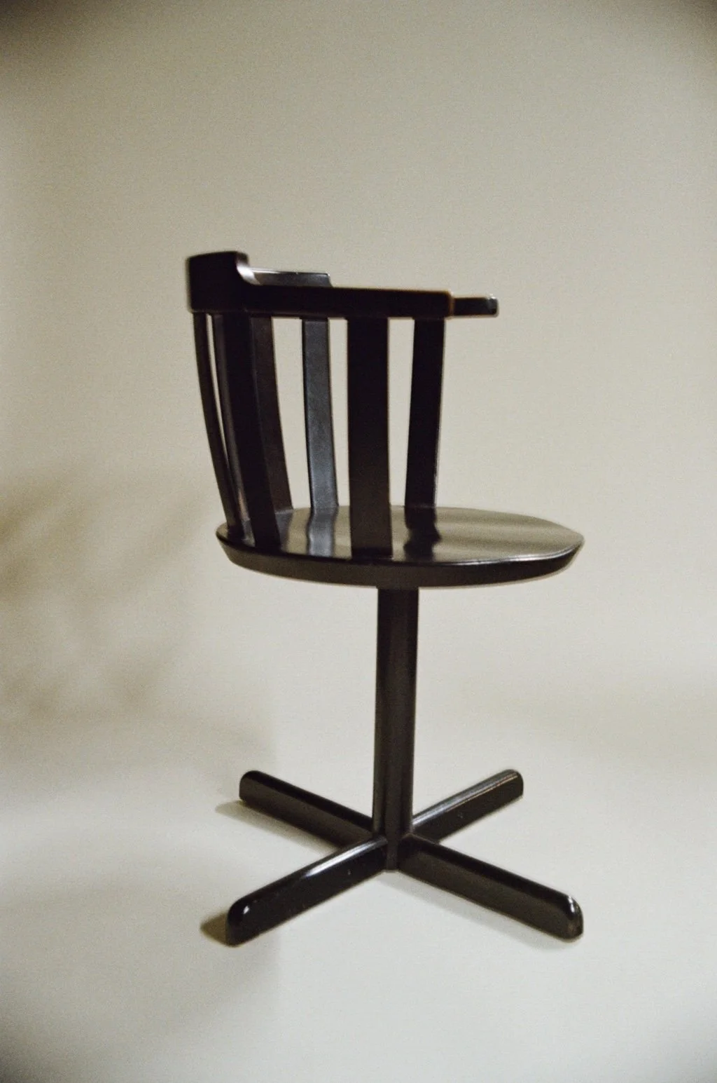 002 scandinavian lacquered swivel armchair