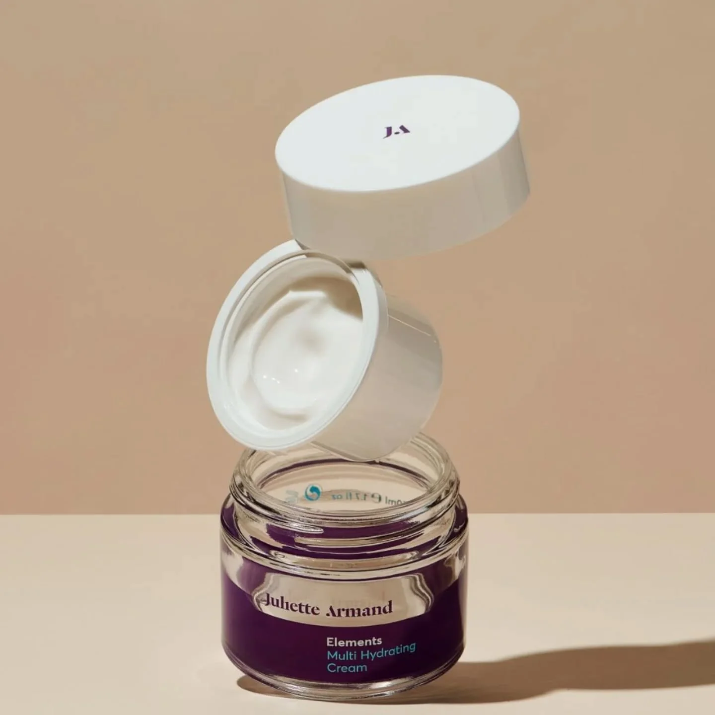 Sinds de oprichting in 1992 ontwerpt Juliette Armand elk product en elke stap met duurzaamheid in gedachten.

In december 2023 onthulde Juliette Armand haar nieuwe duurzame project, de Elements hervulbare glazen potten. Deze hervulbare potten bestaan