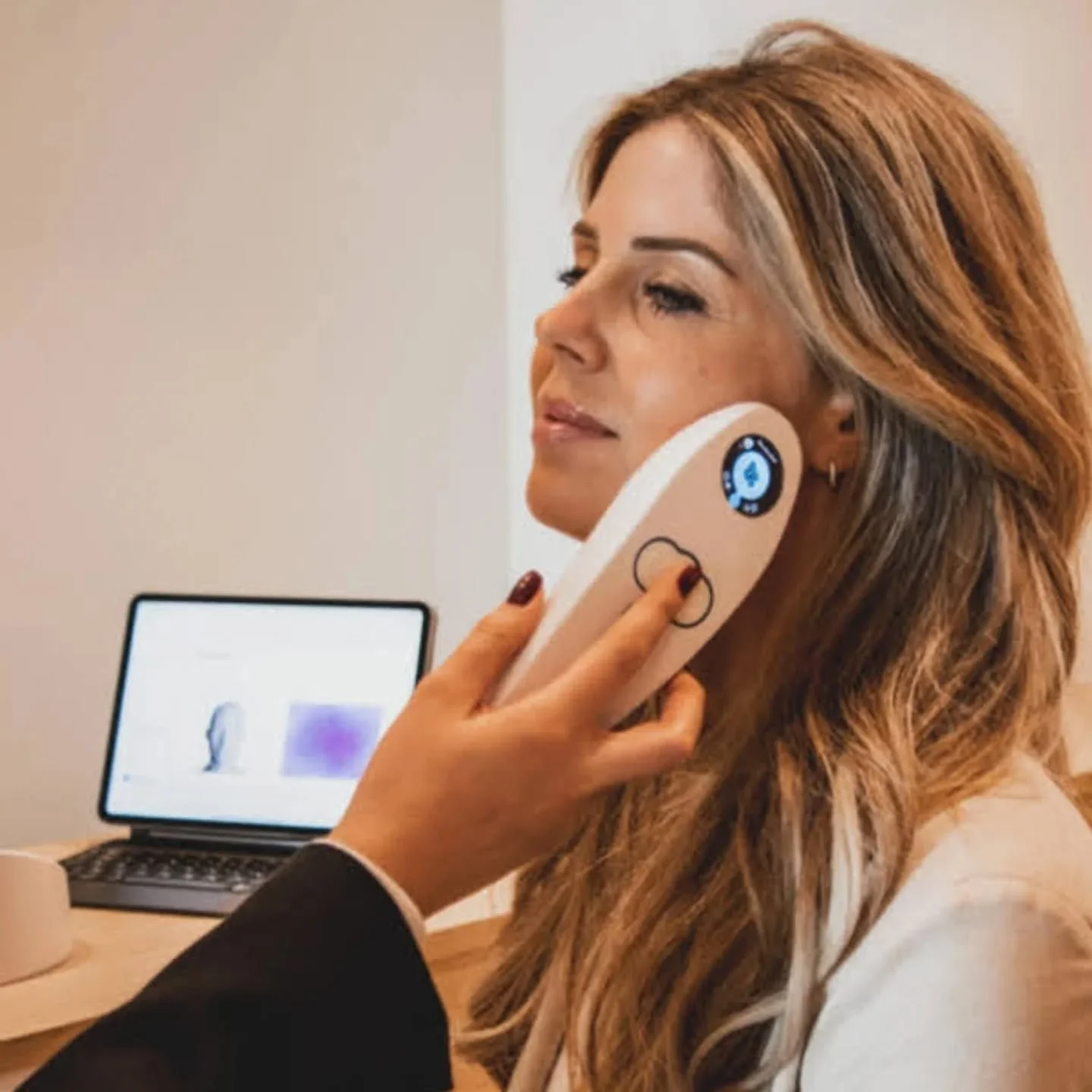 Met veel trots stel ik u, 
als skinexpert,
mijn nieuwste aanwinst voor 
de SKINsight Med !!! 

Een hoogwaardig huidanalysetoestel dat fysisch en optische metingen combineert om een nauwkeurige beoordeling van de huidconditie te bieden.

Door middel v