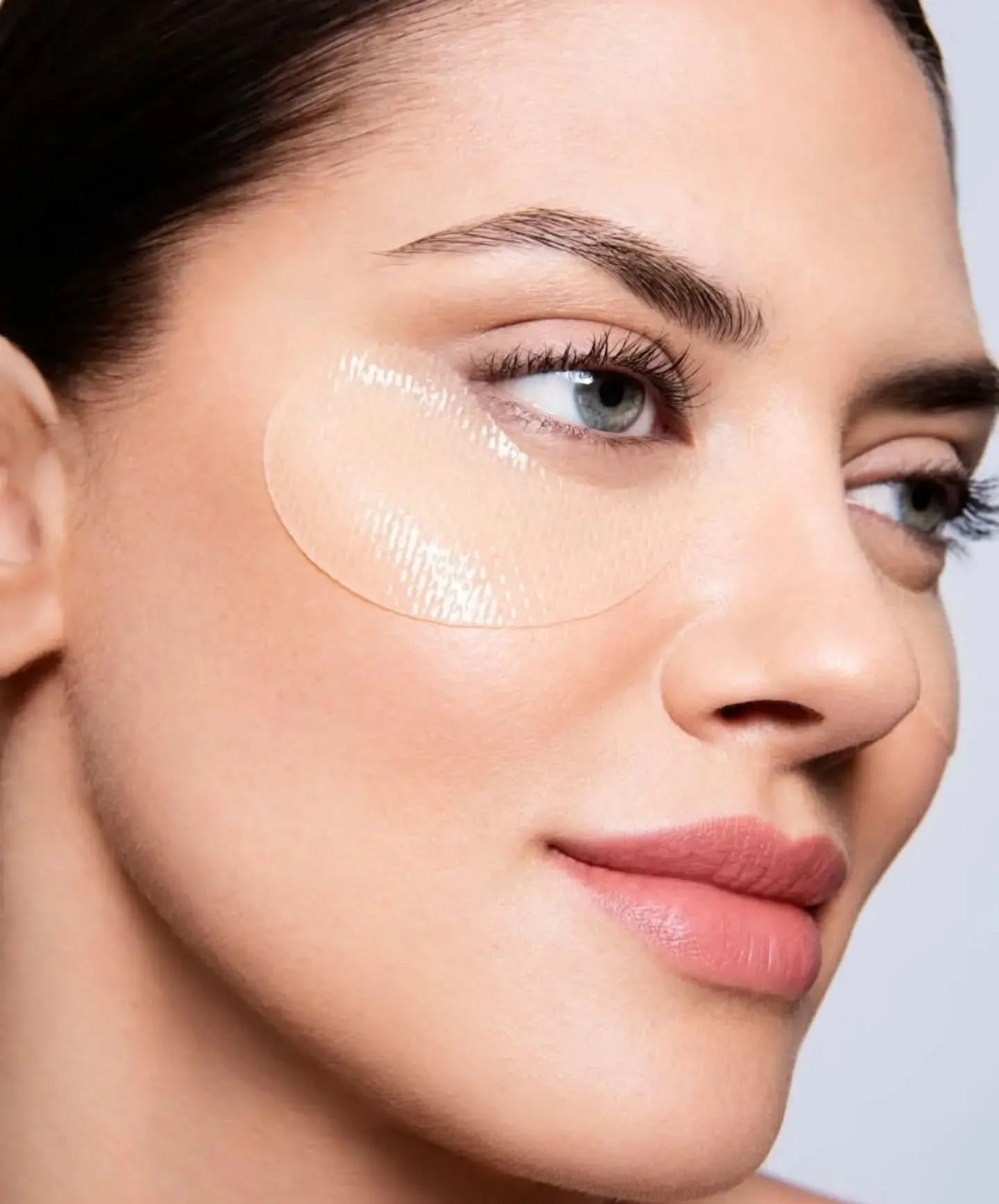 De biologisch afbreekbare patches met hydrogeltechnologie hechten comfortabel aan de contouren onder de ogen en zorgen voor maximale absorptie met minimale moeite.

Of je ze nu 's ochtends gebruikt om wakker te worden of 's avonds om de huid diep te 