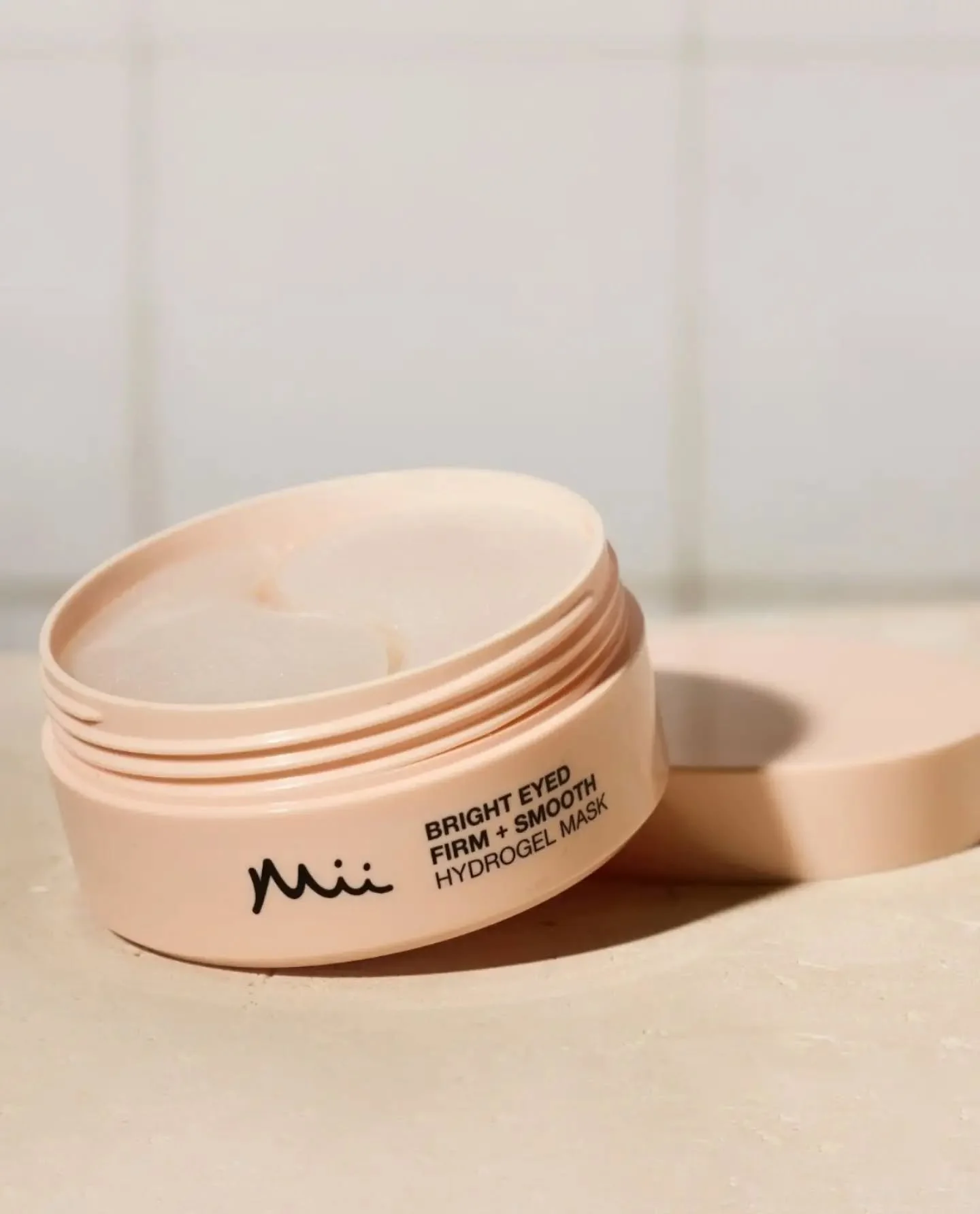 Op zoek naar een strakkere,&nbsp;zichbaar gladdere oogcontour en gelifte look?
Maak kennis met onze Bright Eyed Firm + Smooth Hydrogel Eye Masks.

This is why i love it:
🌟 13-Peptide Complex vermindert fijne
  lijntjes en kraaienpootjes
🌟 Hyaluronz