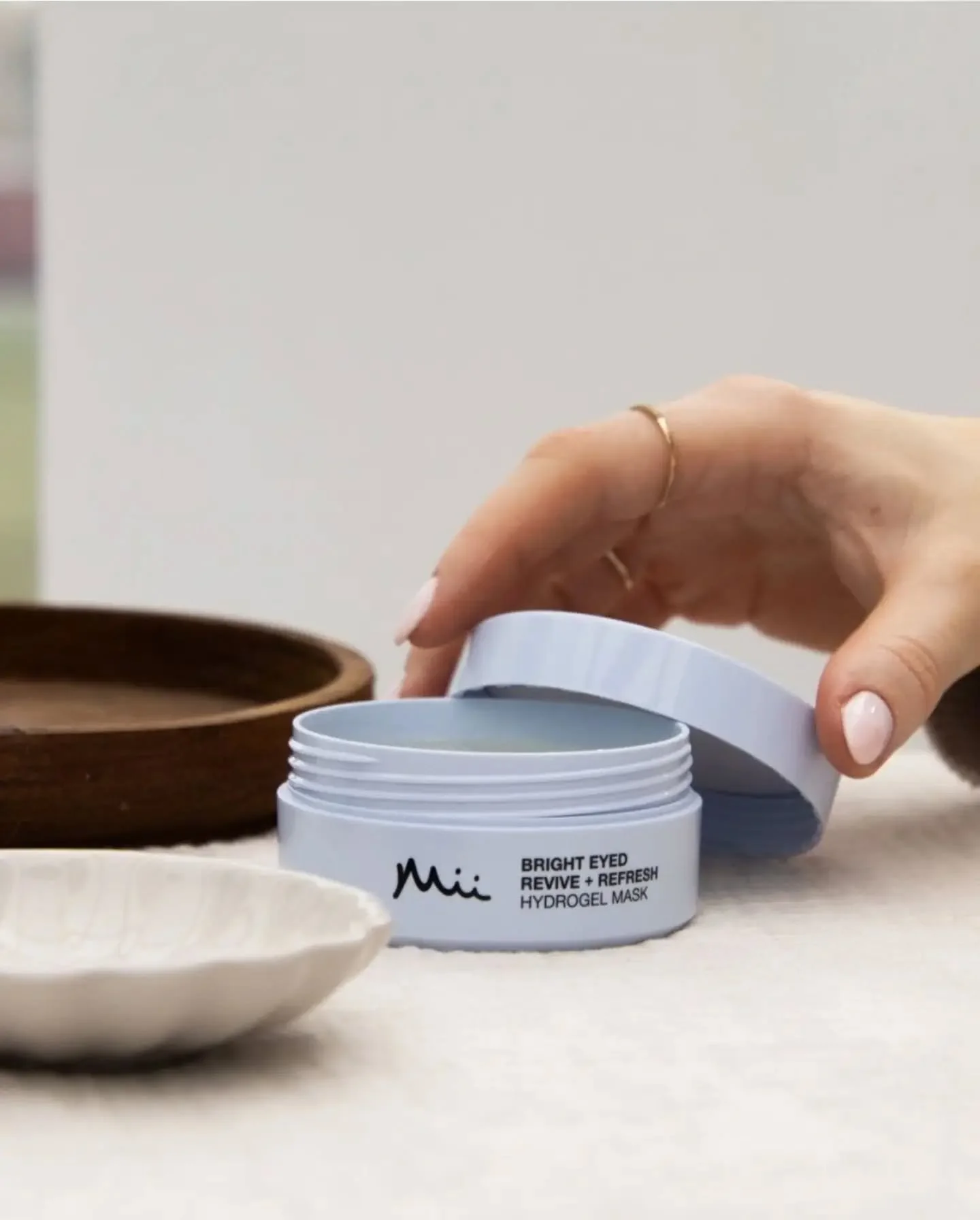 Een hydratatieboost en een oogcontour die er fris, glad en wakker uitziet...

Verrijkt met een trio van krachtige natuurlijke ingredi&euml;nten, zorgt de Hydrogel Eye Mask ervoor dat de huid onder de ogen gladder, frisser en rustiger aanvoelt, met ee