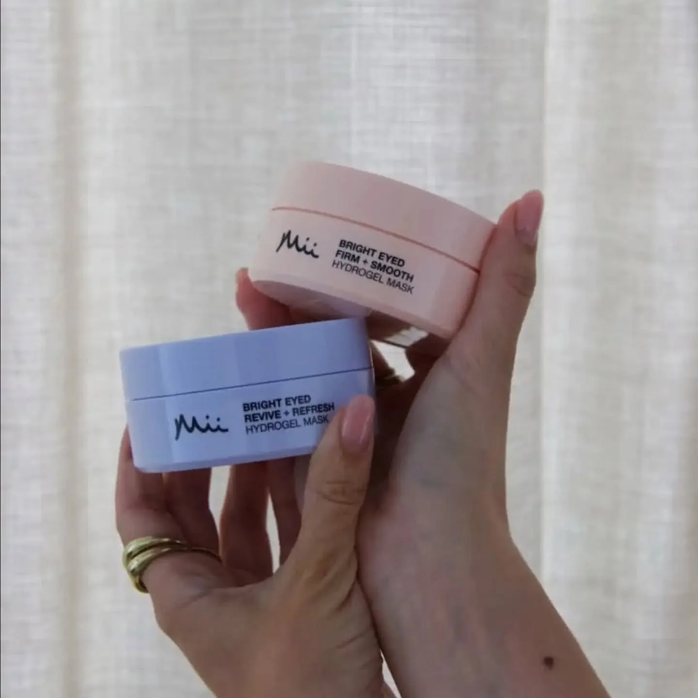 Absolute game changer = Deze eye patches doen precies dat...🤩

Een hydratatieboost en een oogcontour die er fris, glad en wakker uitziet.

Ze sluiten perfect aan op de huid, blijven comfortabel zitten en geven de gevoelige huid onder je ogen perfect
