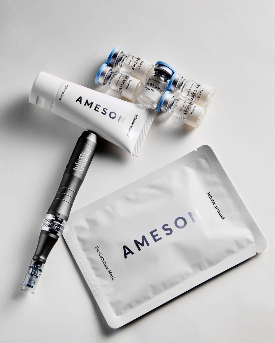 Skincareproducten en een biologisch afbreekbaar masker van het merk AMESON op een witte achtergrond.