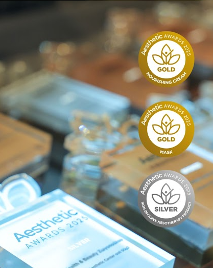 Certificaten en medailles van de Aesthetic Awards 2023 voor verschillende categorieën, inclusief goud en zilver, uitgestald op een tafel.