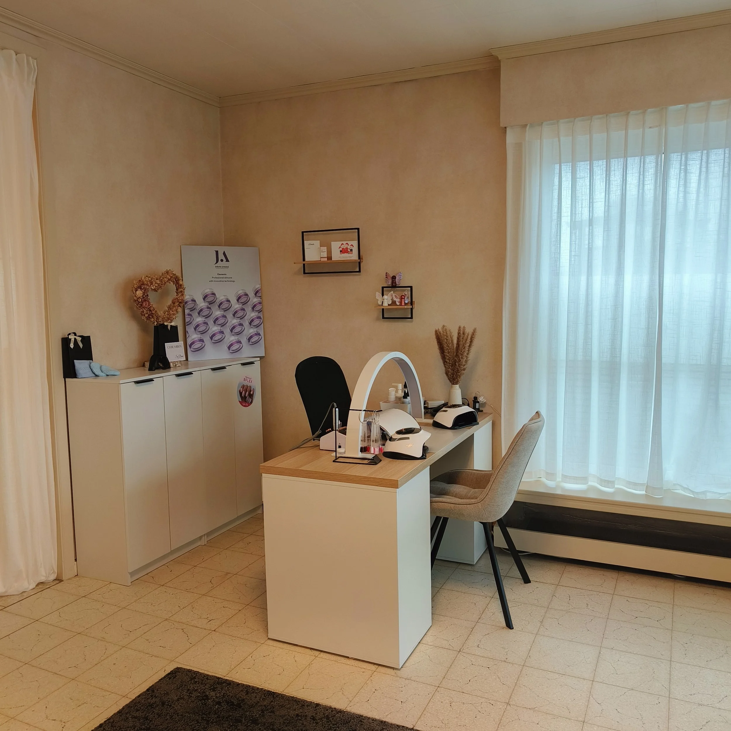 Een geïnfecteerde kantoorruimte met een bureau, twee stoelen, decoraties en raam met gordijnen.