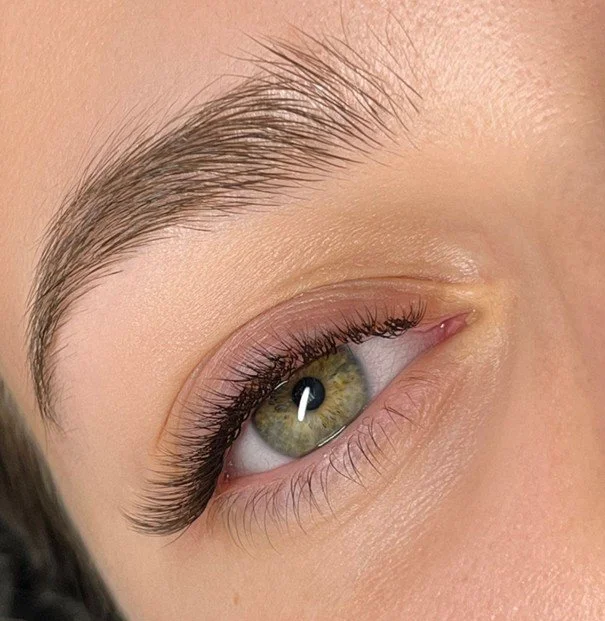 Close-up van een oog met make-up en wimpers