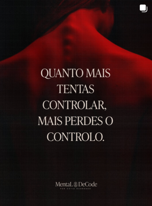 Imagem de costas de uma pessoa com iluminação avermelhada e a frase: "Quanto mais tentas controlar, mais perdes o controle".
