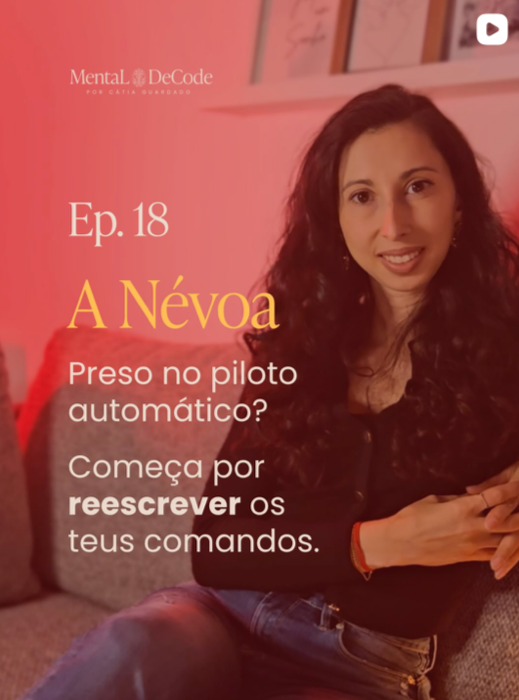 Imagem de uma mulher sorrindo sentada em um sofá, com fundo rosa, promovendo o episódio 18 do programa 'Mental DeCode', intitulado 'A Névoa', abordando o tema de problemas na condução automática e a reescrita de comandos.
