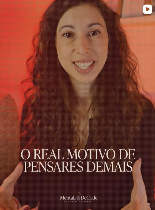 Mulher com cabelo cacheado e sorriso, apresentando o texto "O real motivo de pensares demais", em fundo quente e acolhedor.