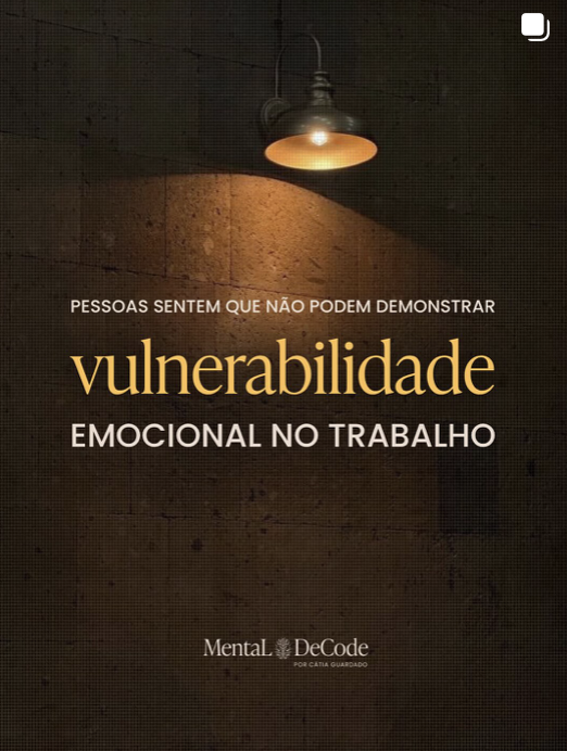 Citação sobre vulnerabilidade emocional no trabalho, com fundo escuro e uma lâmpada acesa no topo.