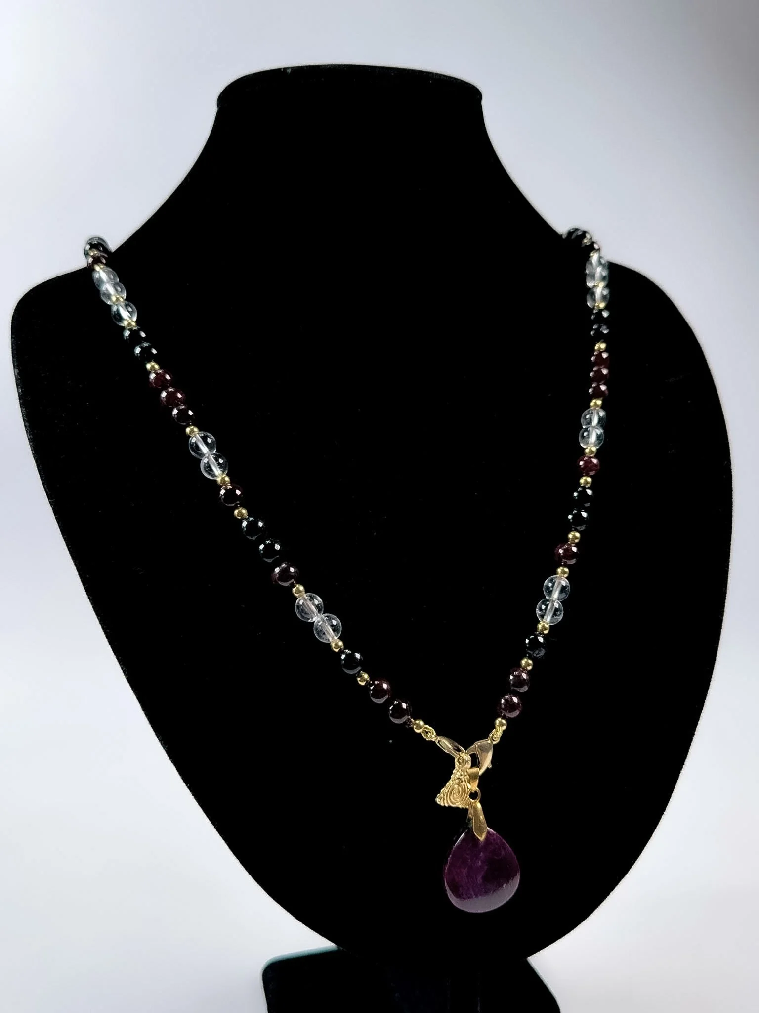 mala-gaia_pendentif-rubis-sur-fuchsite.jpg
