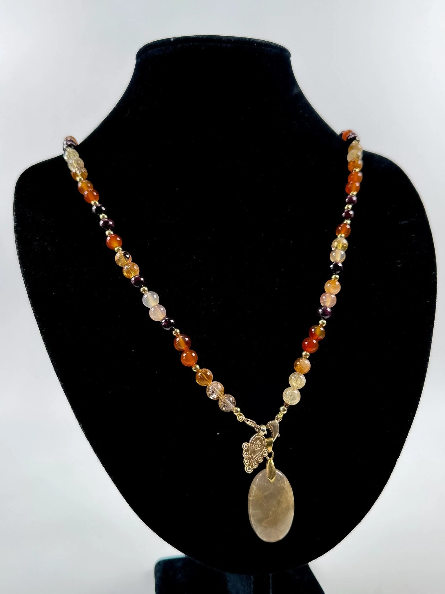 mala-force-vitale_pendentif-quartz-inclusions-rutile.jpg