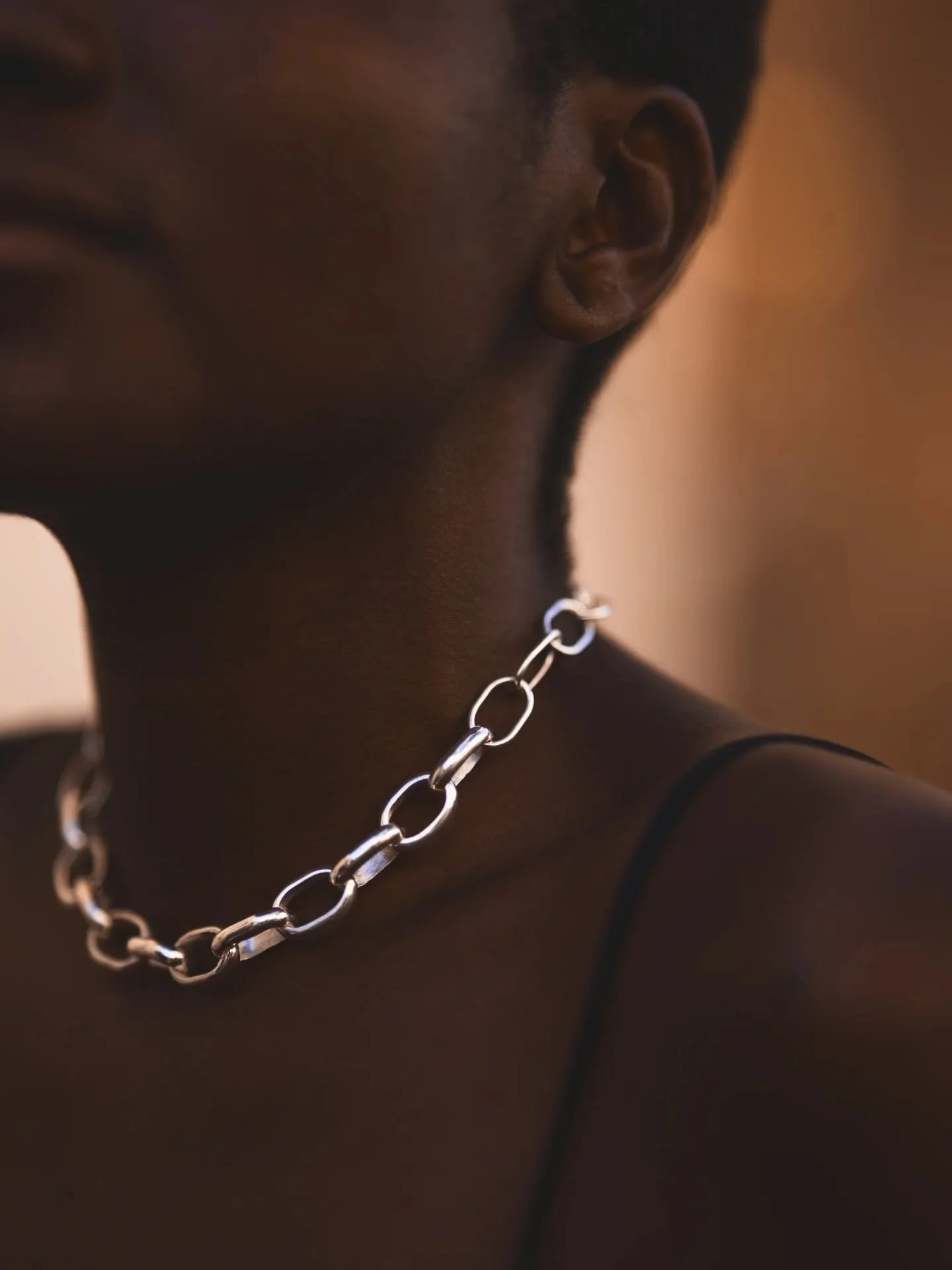 Une cha&icirc;ne en argent, forg&eacute;e &agrave; la main, maillon apr&egrave;s maillon 🔗
Du feu &agrave; la lime, de la mati&egrave;re brute &agrave; la cr&eacute;ation finale, je vous partage ici quelques &eacute;tapes de sa fabrication 🔨🔥

📸 