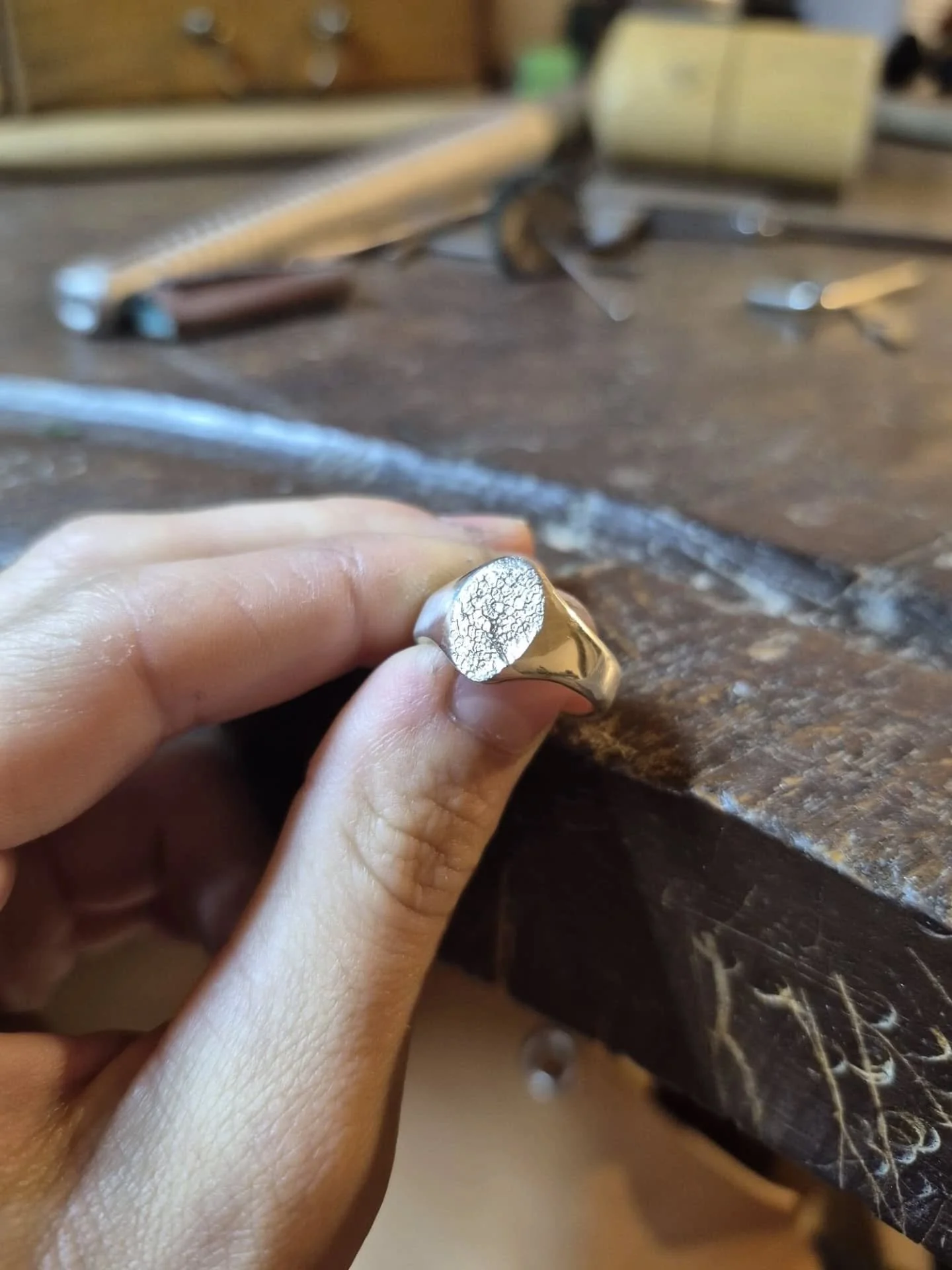 Empreinte de truffe &rarr; bague en argent
Du moulage &agrave; la finition, chaque &eacute;tape a &eacute;t&eacute; r&eacute;alis&eacute;e &agrave; la main
Une pi&egrave;ce unique 🐾🐶
@margot_trn

#empreintetruffe #pawprintjewelry #bijoupersonnalis&
