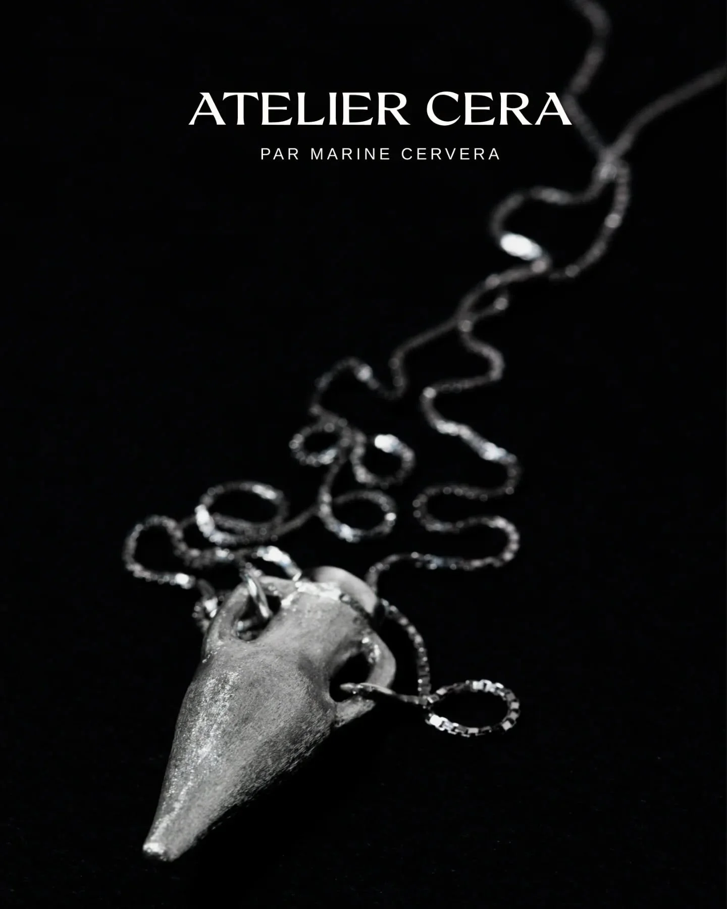Des bijoux fa&ccedil;onn&eacute;s &agrave; la main, bruts, sans compromis.
Ici, chaque pi&egrave;ce est pens&eacute;e pour durer, avec de l'&acirc;me 

📸 @huey.op

#AtelierCera #BijouxFaitMain #DesignMinimaliste #BijouxArtisanaux #StyleBrut #BijouCo