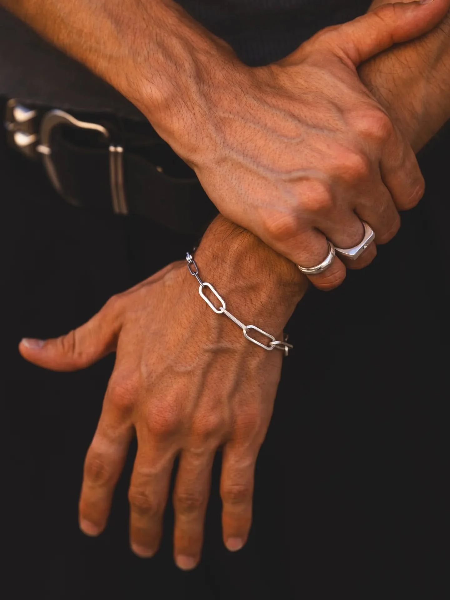 Bracelet cha&icirc;ne en argent massif &ndash;

Chaque maillon est fa&ccedil;onn&eacute; un &agrave; un, avec soin et patience, pour cr&eacute;er un bijou brut, &eacute;l&eacute;gant et intemporel.
&Agrave; porter seul ou accompagn&eacute;, il s&rsqu