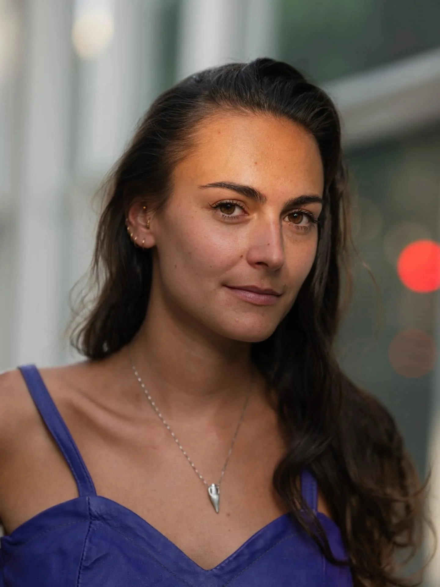 L'Amphore

Entre les mains de l&rsquo;histoire et celles de l&rsquo;atelier,
une forme ancienne, coul&eacute;e dans l&rsquo;argent.
Vestige miniature, souvenir solide,
elle pend au cou comme un talisman discret.
Un fragment d&rsquo;ailleurs, sculpt&e