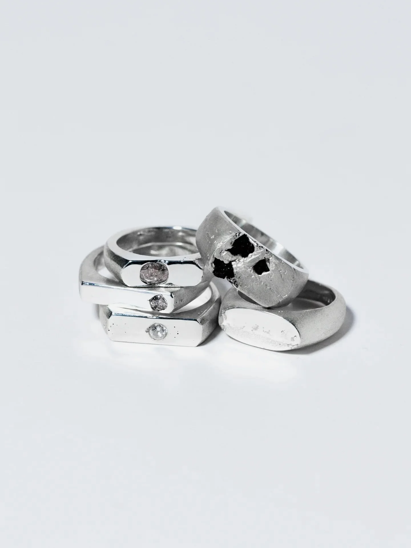 Massives, taill&eacute;es, marqu&eacute;es.
Chaque bague porte une trace : une pierre, une empreinte, un &eacute;clat brut.
Entre poli miroir et rugosit&eacute; assum&eacute;e, elles racontent le m&eacute;tal dans toutes ses nuances.
Des formes dense