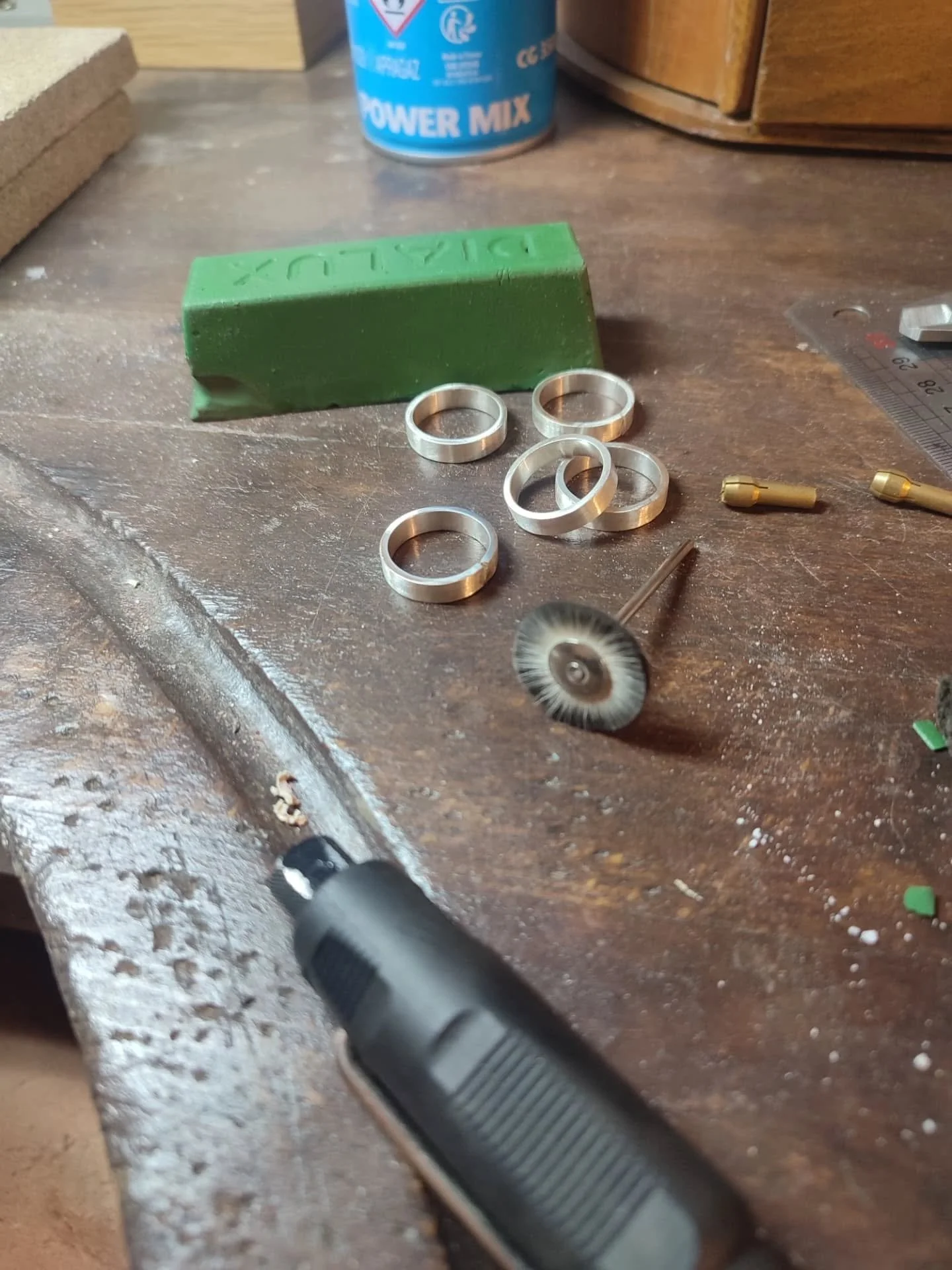 Fragments de juin.
Des bagues, des empreintes, des lignes qui se cherchent et s&rsquo;affirment.
Le m&eacute;tal comme point de d&eacute;part, le moule comme m&eacute;moire du geste.
Rien n&rsquo;est laiss&eacute; au hasard &mdash; chaque forme est p