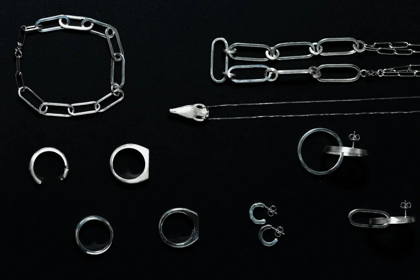 Lignes nettes, courbes franches, argent brut.
Chaque pi&egrave;ce est fa&ccedil;onn&eacute;e &agrave; la main dans l'atelier.
Un alphabet de formes qui se porte, s'&eacute;coute, se transmet.

@huey.op 📸

&mdash; Atelier Cera
#bijouxfaitmain #bijouc