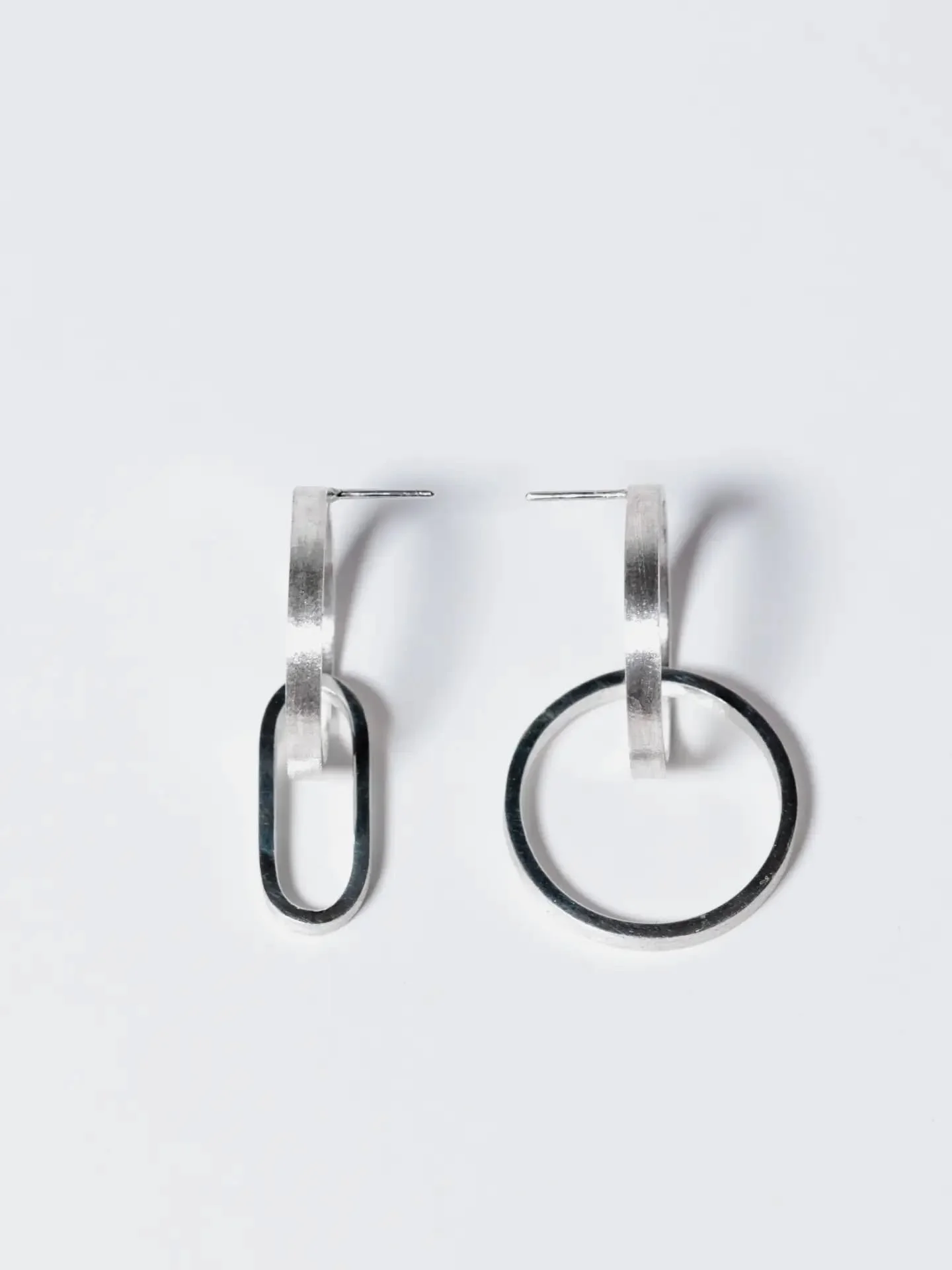 Boucles d'oreilles asym&eacute;triques en argent 🔗🔨

Pic by @huey.op 

#BijouxFaitMain #bijouterie #bijouxartisanal #jewellery #jewelrydesign #handmadejewelry