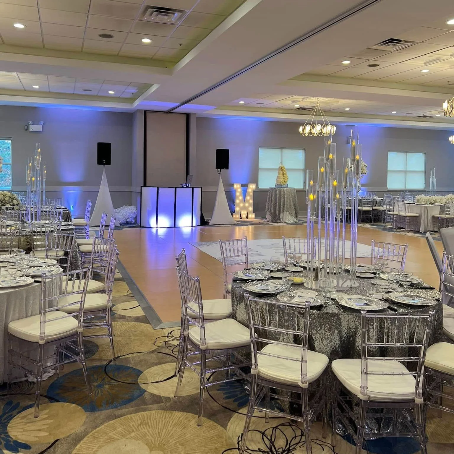 With engagement season is in full swing 💍❄️
Cue the ring pics, surprise proposals, and endless happiness ✨ Congrats to all the newly engaged couples! The magic of the holiday season isn't quite over! 
.
Engagement season is our favorite we near up t