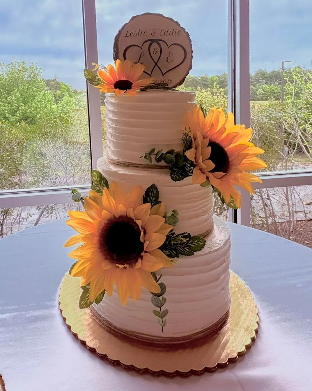 Love is sweet&hellip; and so was this cake 🌻✨
 
@officiallythebakingbean provided elegant details, seamlessly placed flowers, smooth buttercream finishes, and beautifully layered tiers designed with timeless romance in mind!