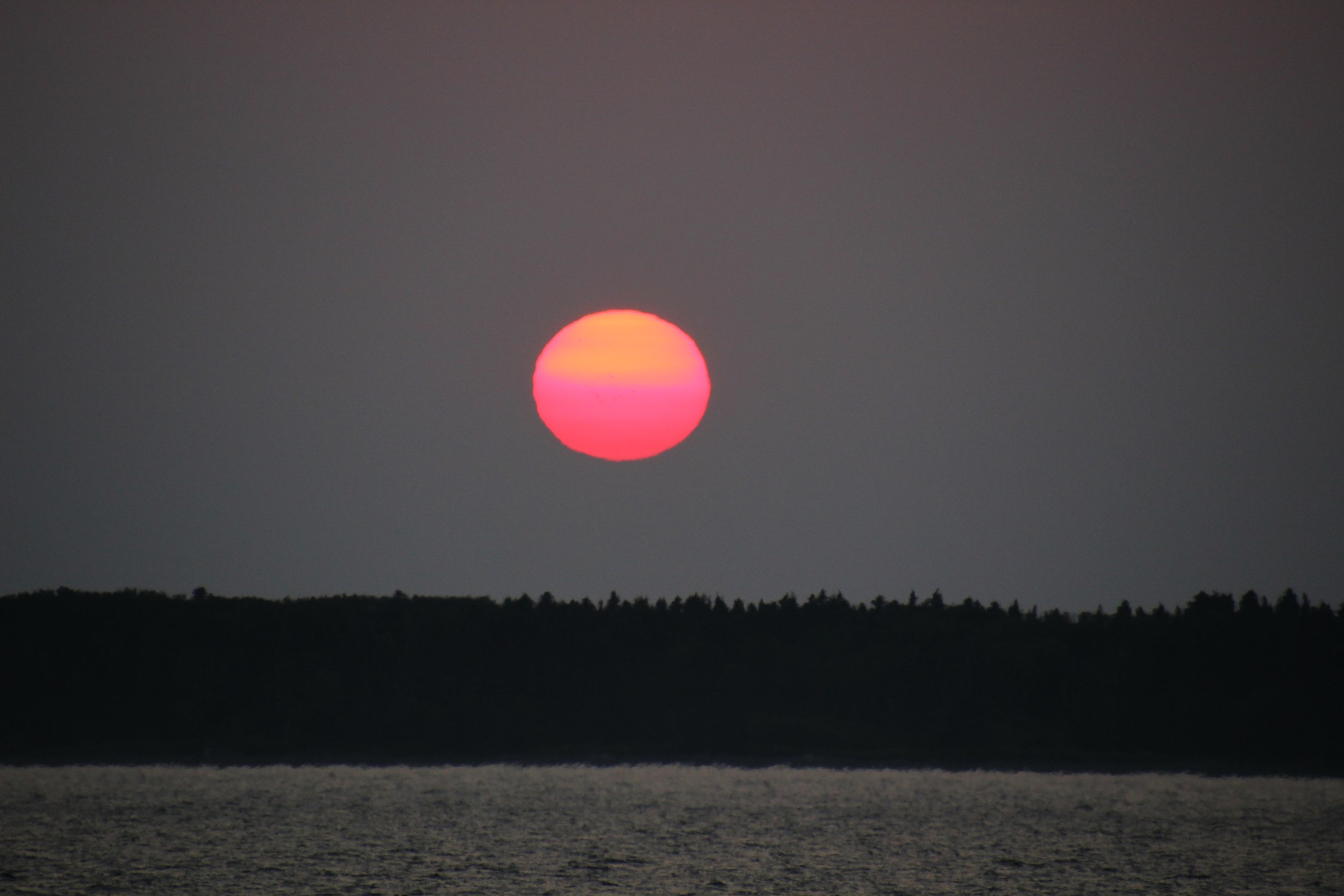 Les étés à Rimouski - ville à la frontière gaspésienne du Québec - sont relativement courts. Les Rimouskois apprécient donc de regarder le coucher de soleil sur les berges du fleuve durant les agréables soirées d'été. La brume formée par les vapeurs 